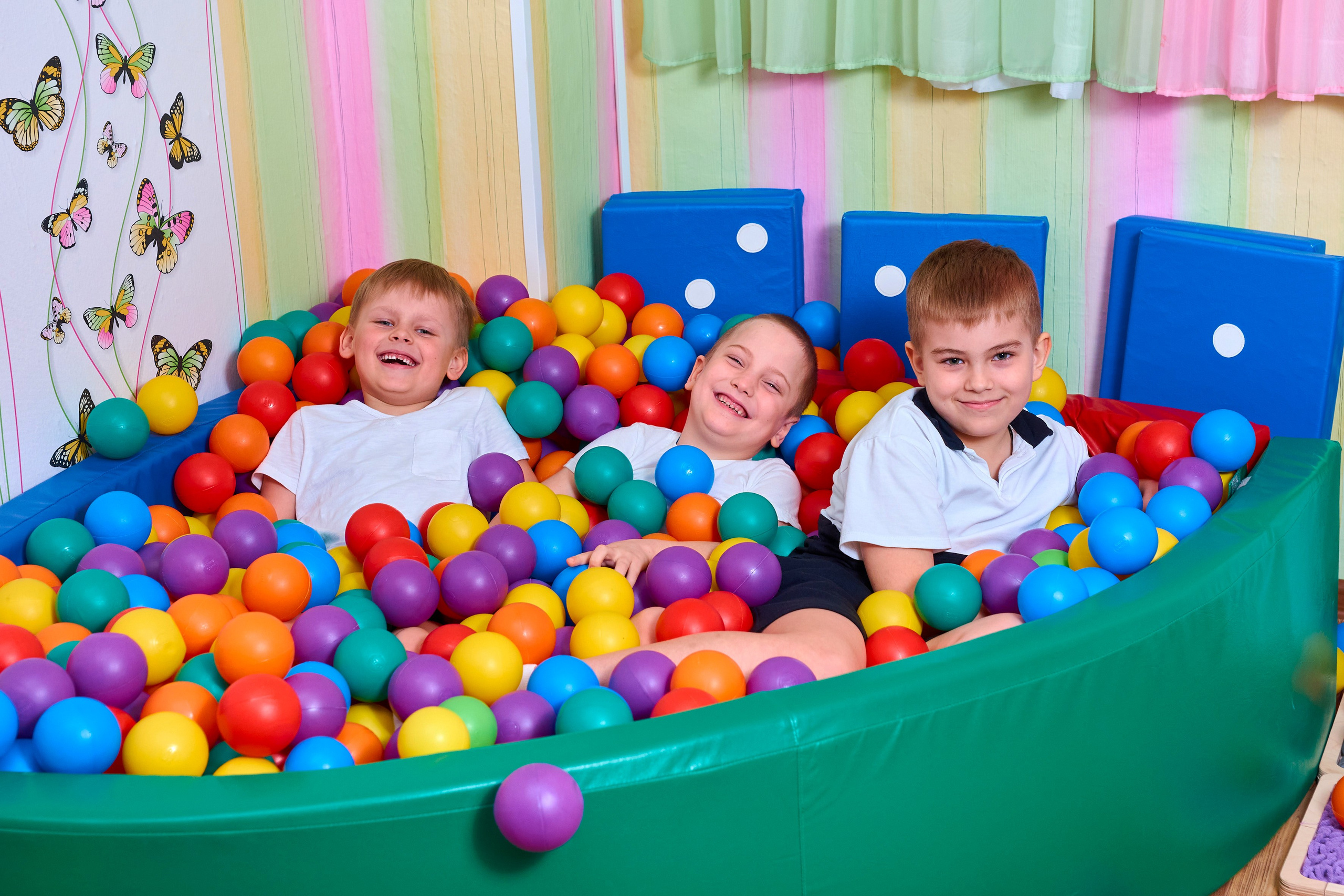 Занятие в спортзале. Childrenfoto.ru