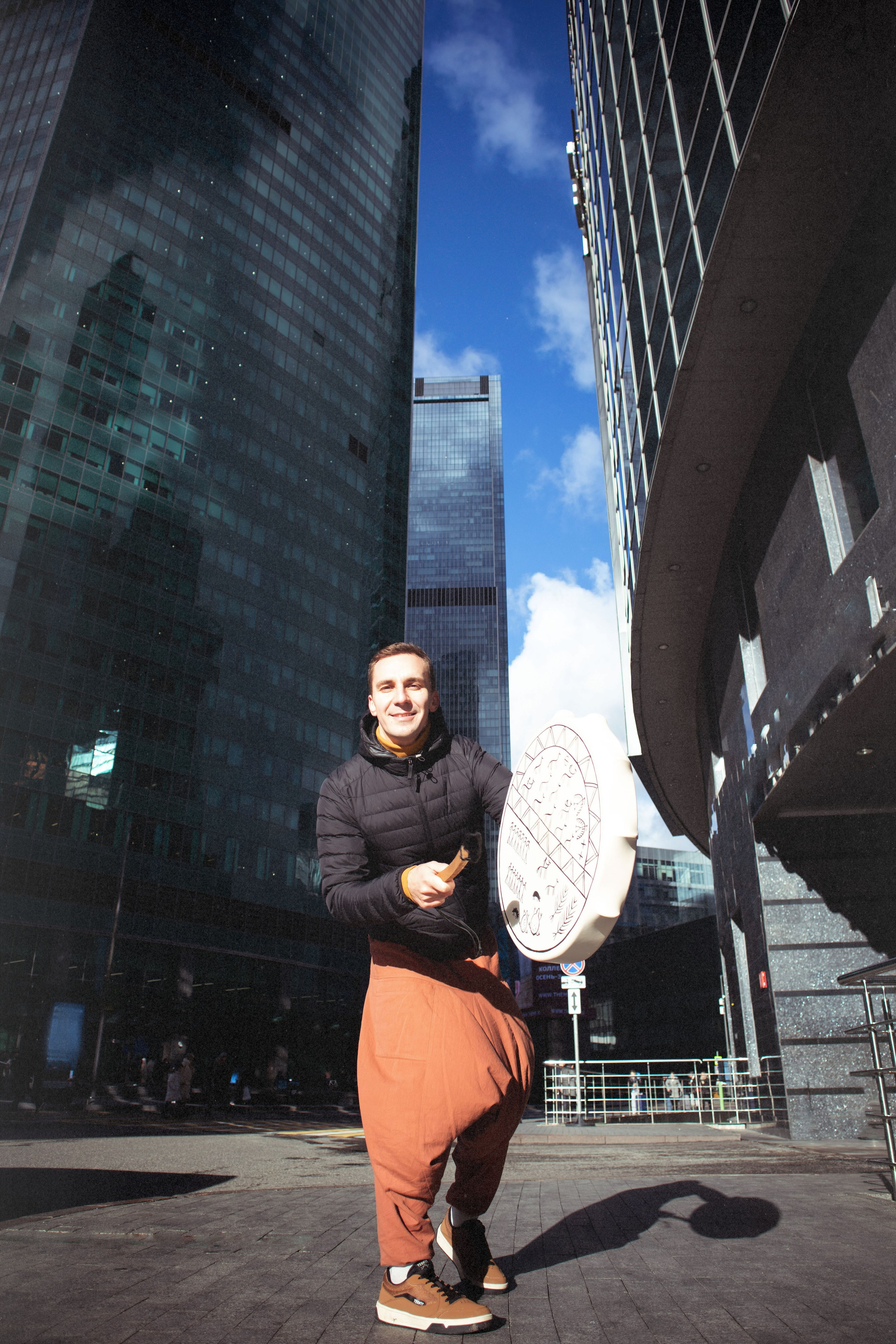 портрет мужчины в окружении небоскребов