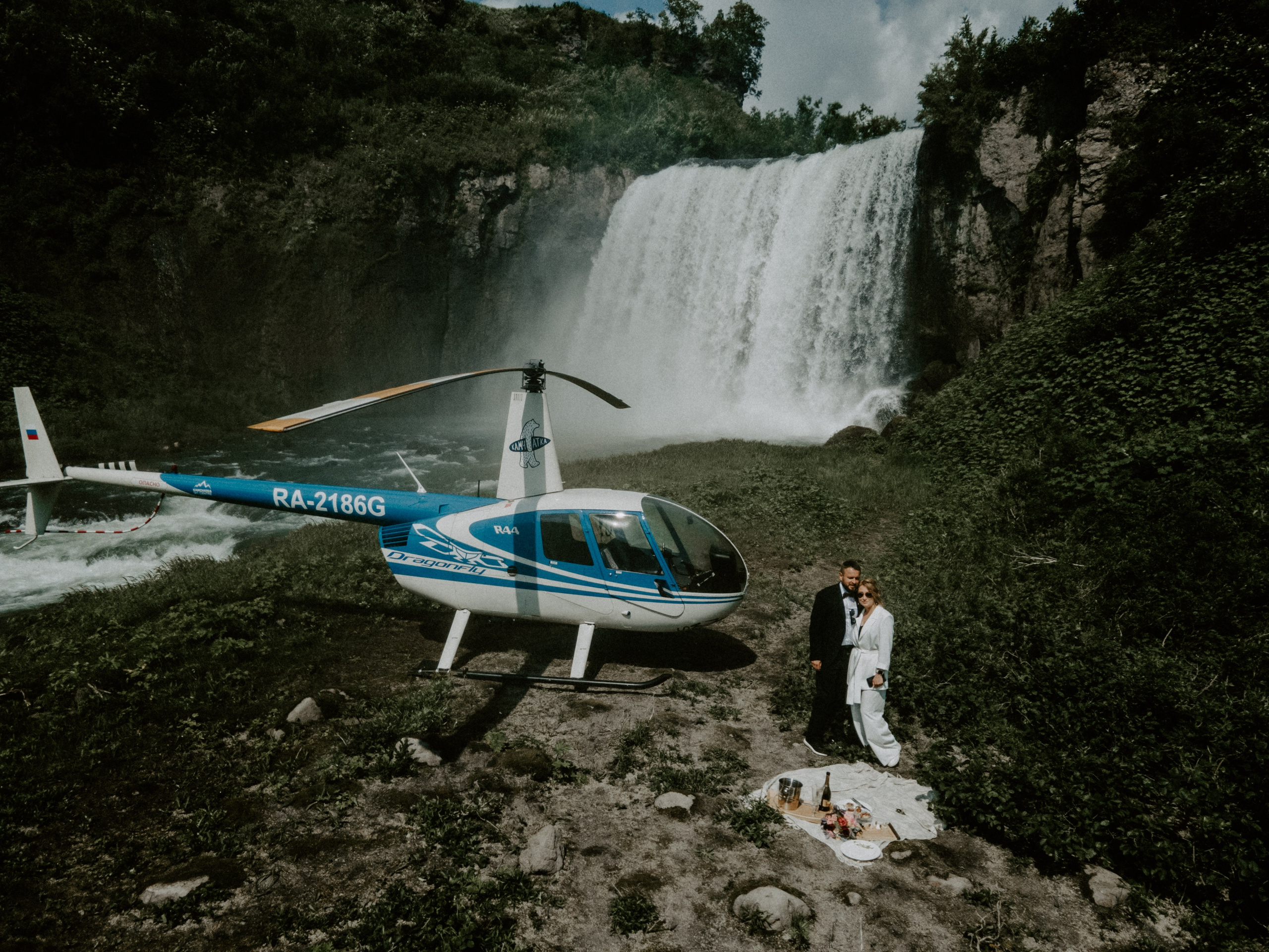 Ветролетный полет Вулкан Малый Семячик. Свадебное фото и видео на Камчатке. Туристические маршруты
