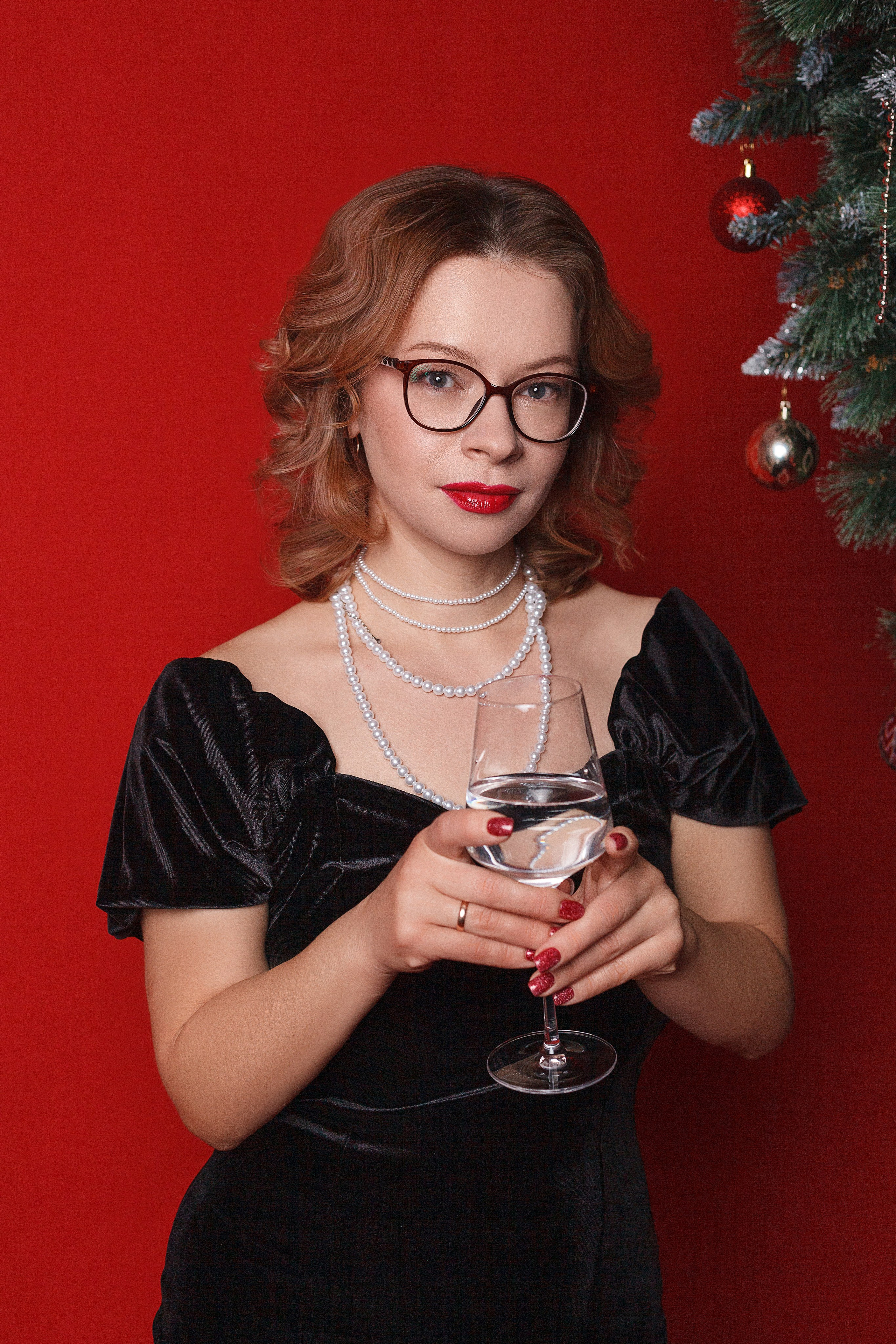 Девушка держит бокал шампанского в руках