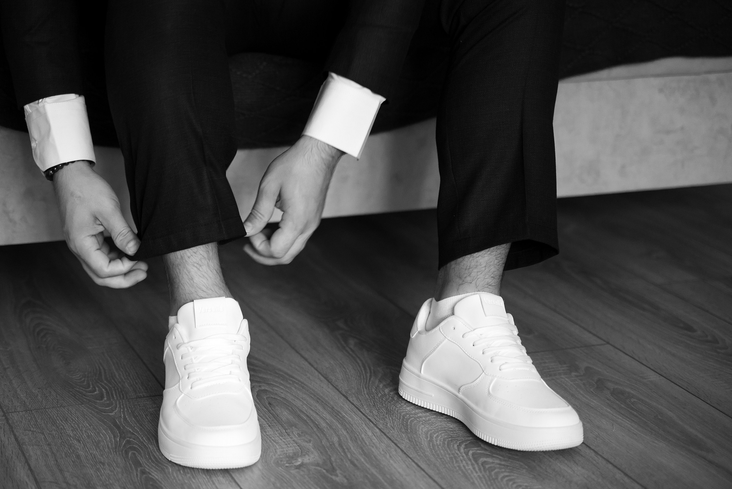 Жених надевает кросовки.