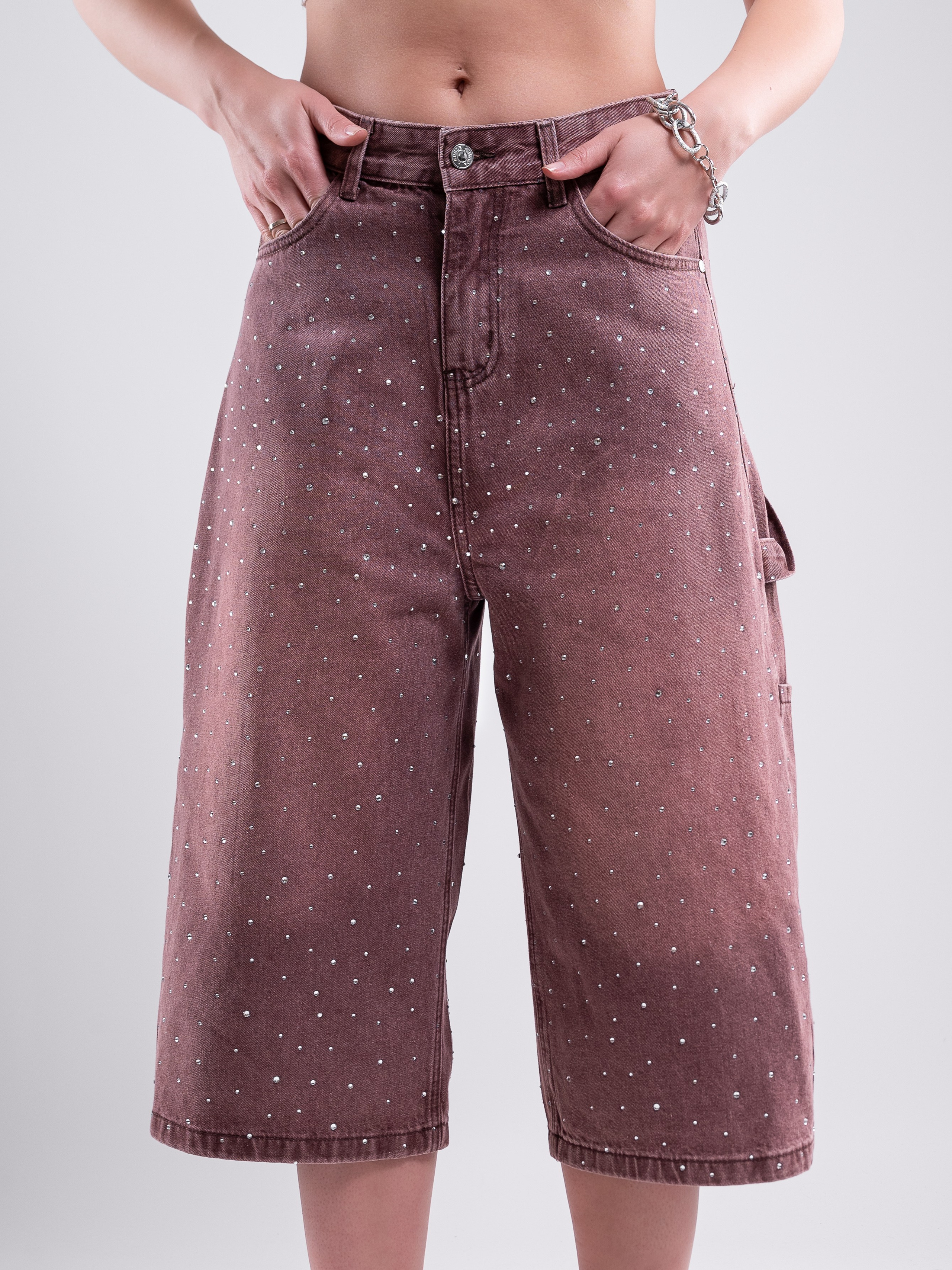 Джинсовые бриджи. Предметный фотограф, фото для маркетплейсов Пятигорск, КМВ