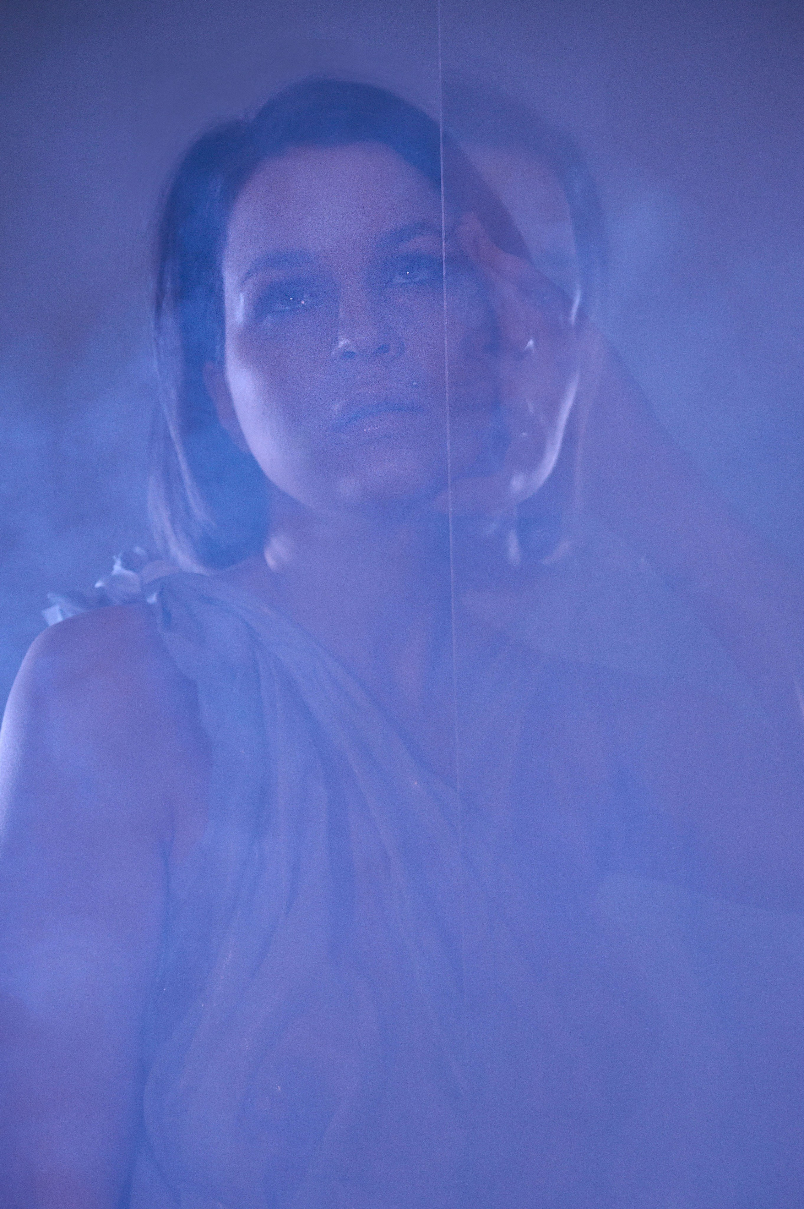 Фотосессия Ксении в декорациях «Лед» со стеклянным кубом