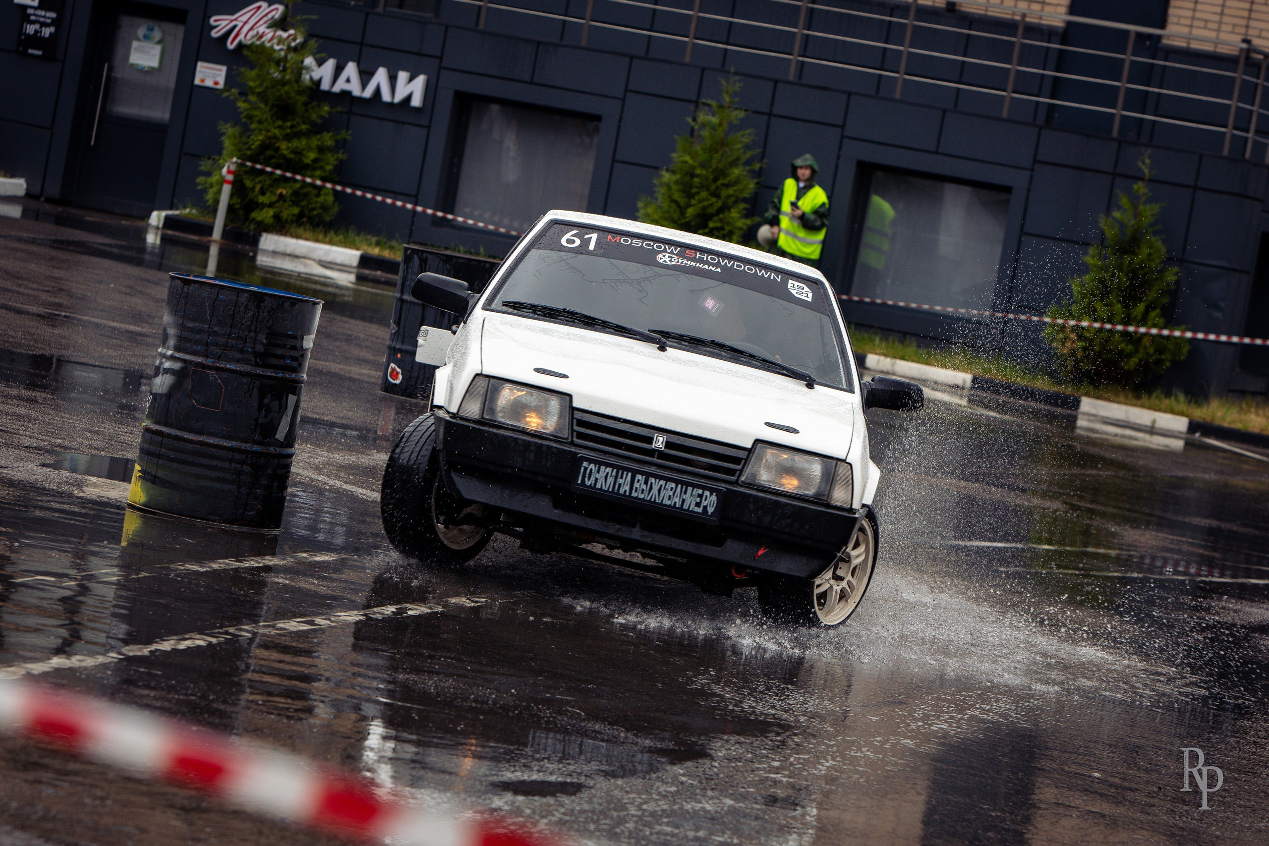 SHOWDOWN. Rusty Photographer