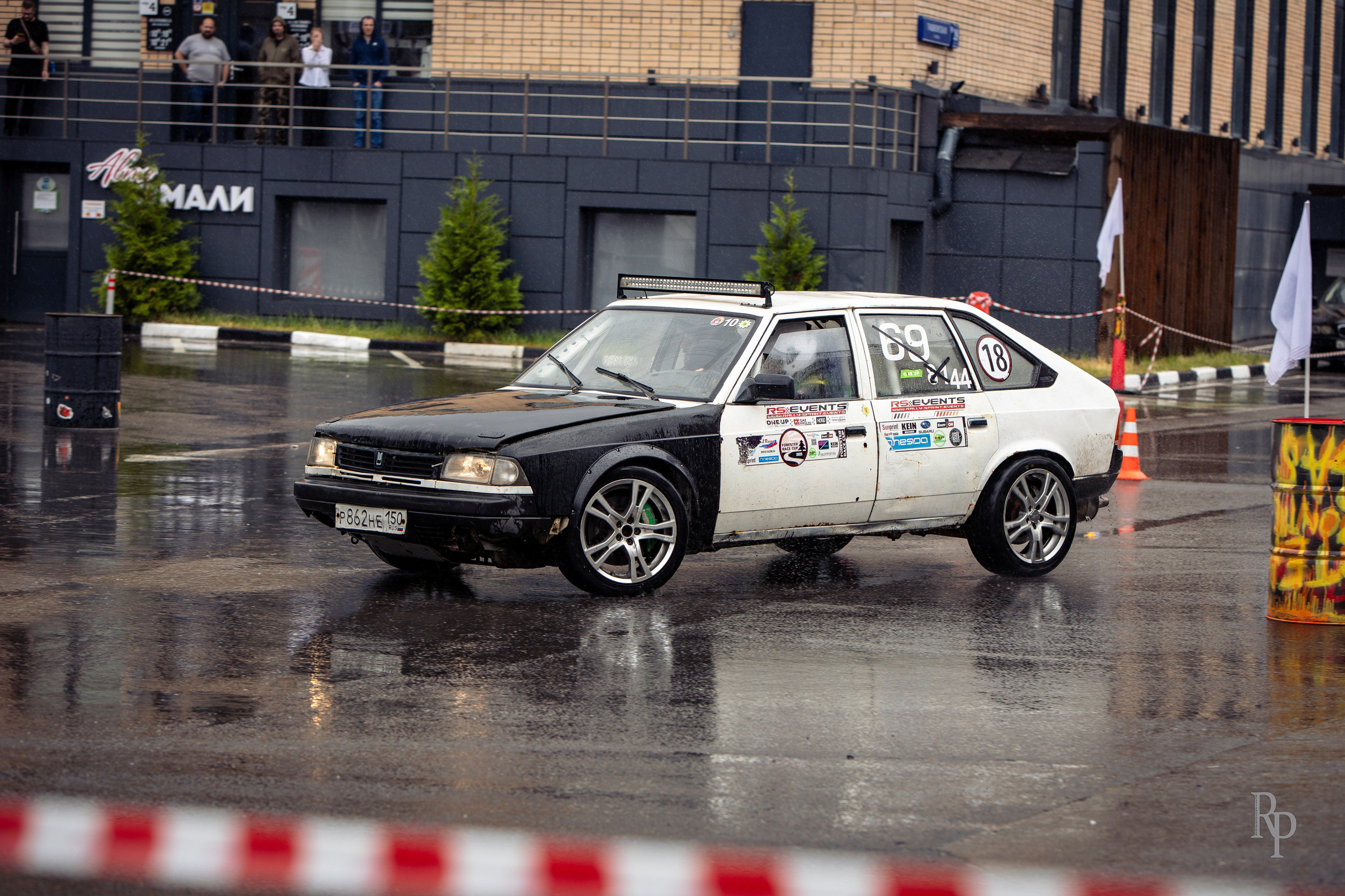 SHOWDOWN. Rusty Photographer