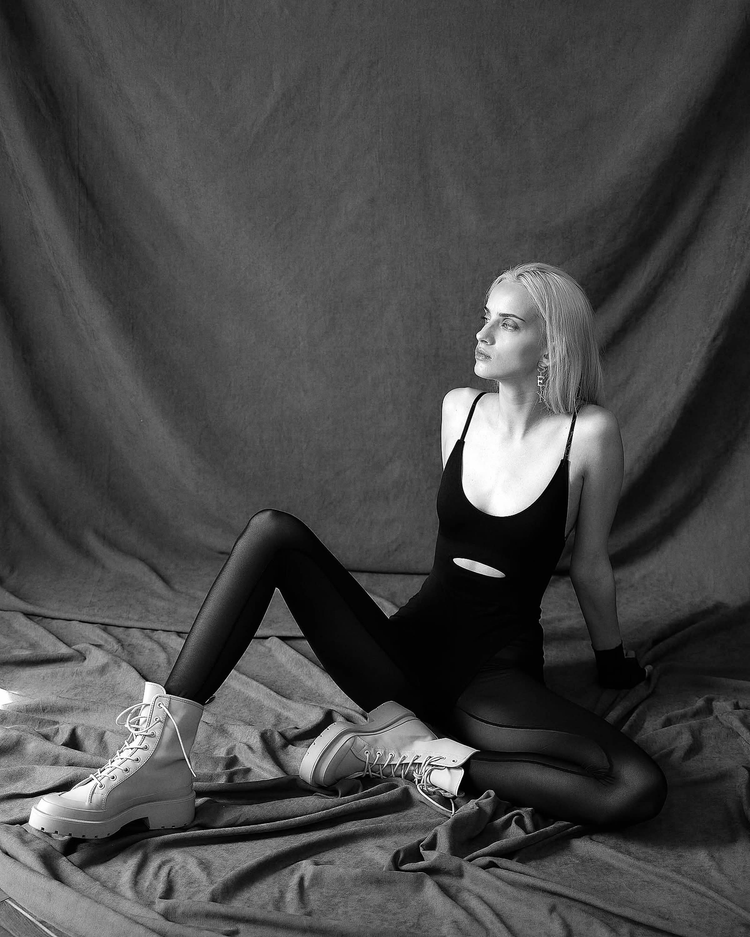 Фотосессия на плёнку СПб — чёрно-белый портрет девушки в боди, сидит на полу в студии