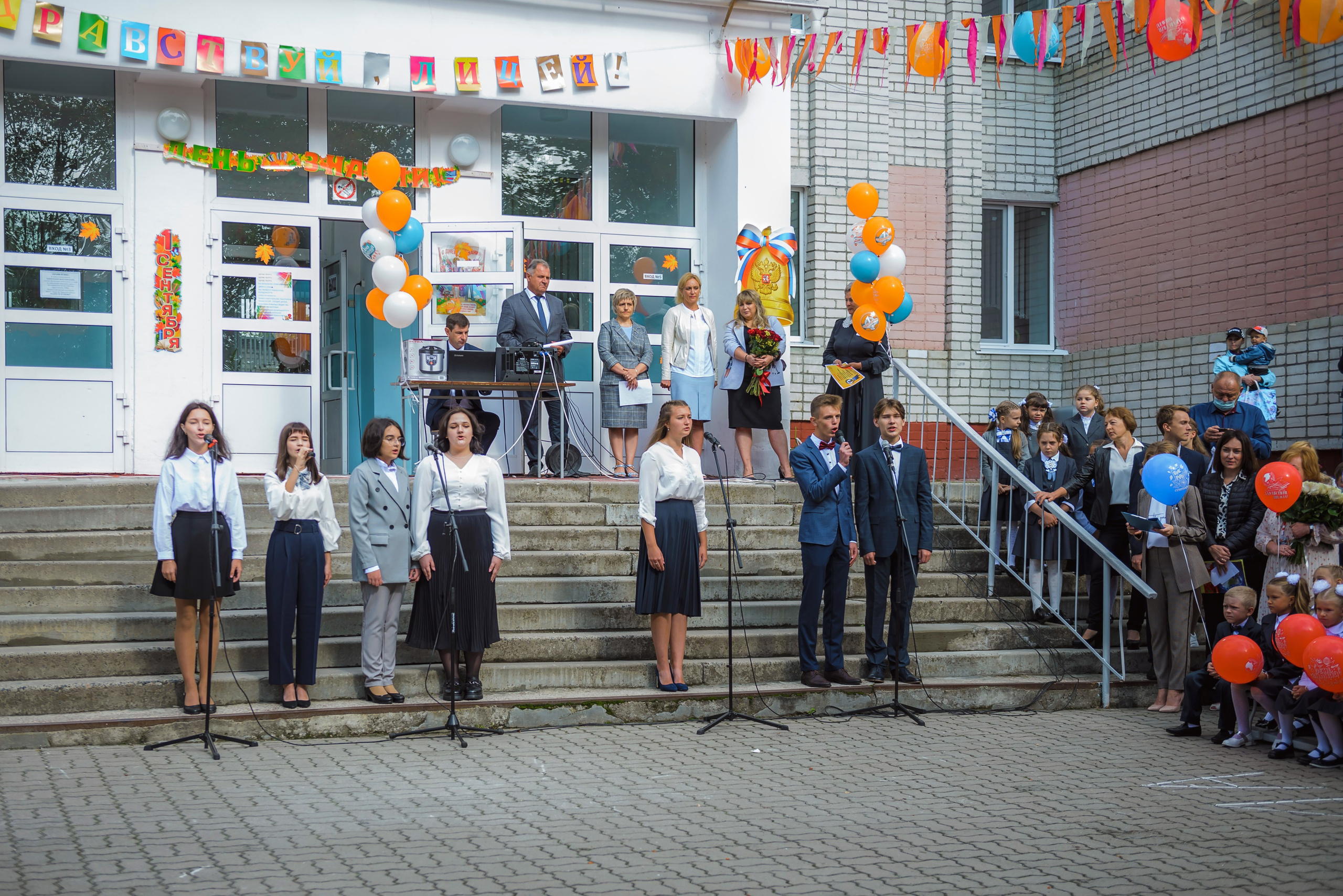 Линейка 11-е классы 2023. Фотограф Галина Лисанова, г. Брянск