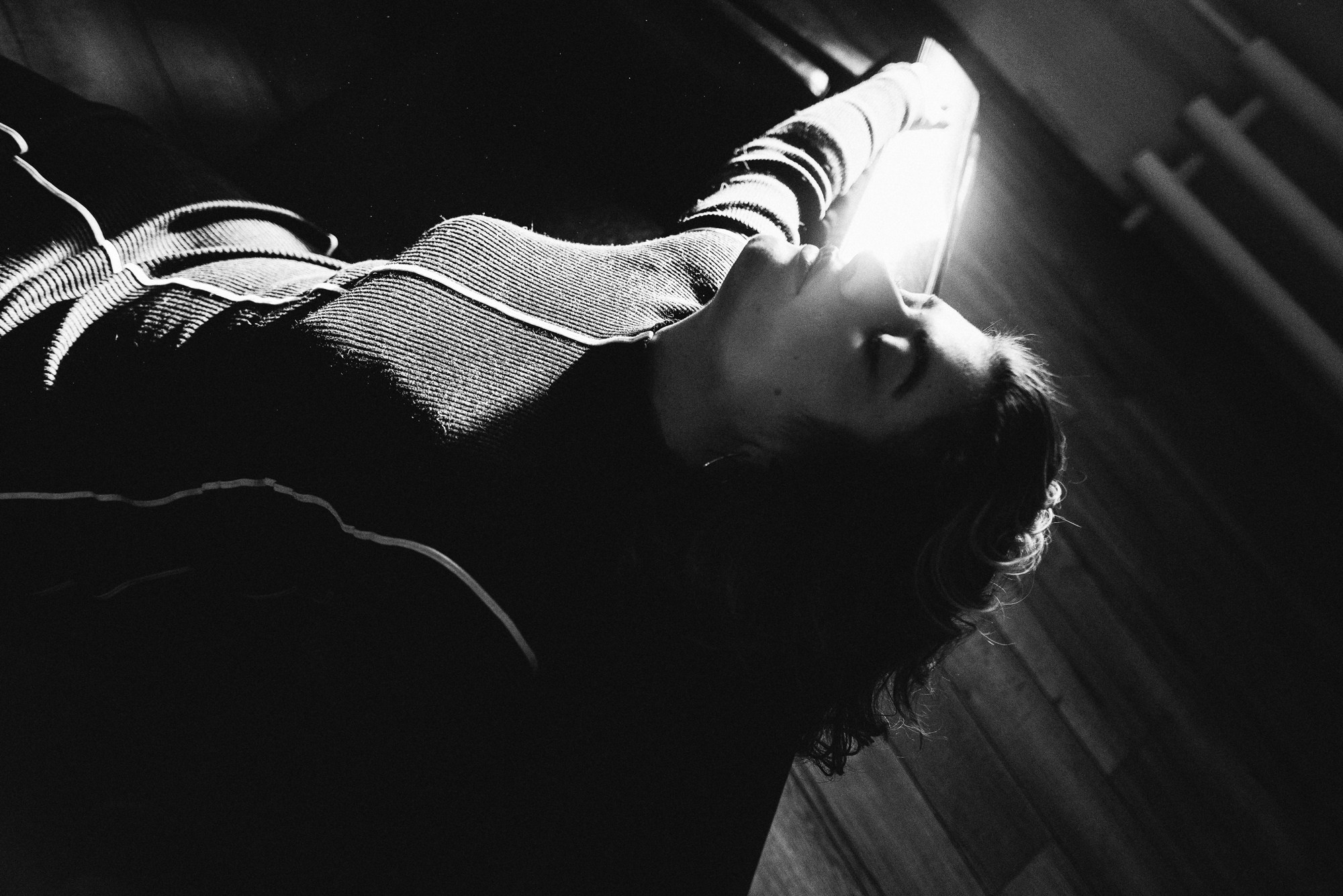 Кинематографичный портрет в Тюмени | Арт-фотосессия с красным светом. Портретный фотограф Тюмень Дарья Мустафина