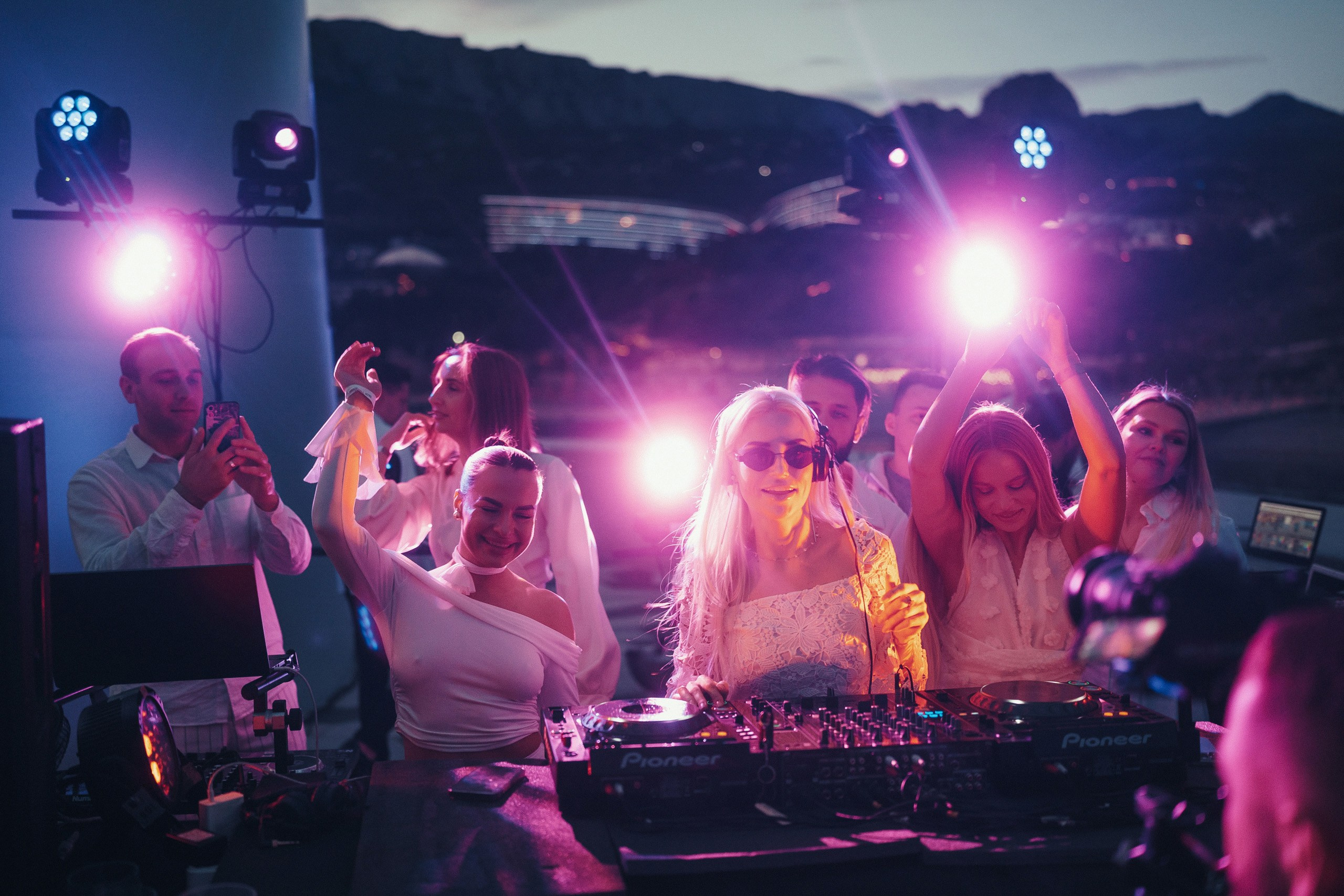 Репортажная фотосессия в Крыму: диджей играет музыку.