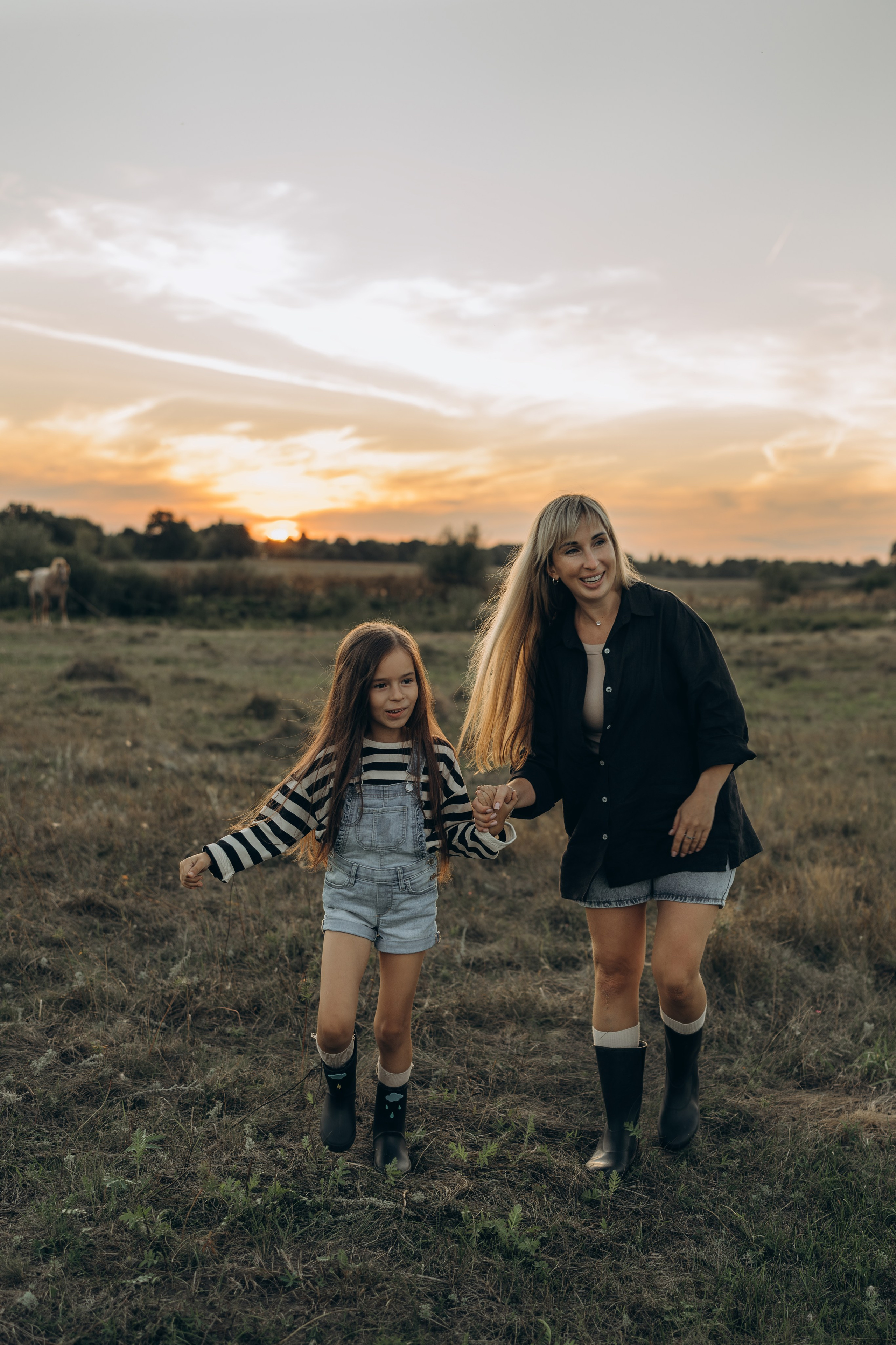 Детство, лошади, природа. Семейный фотограф Москва. Фотограф беременности и материнства Москва