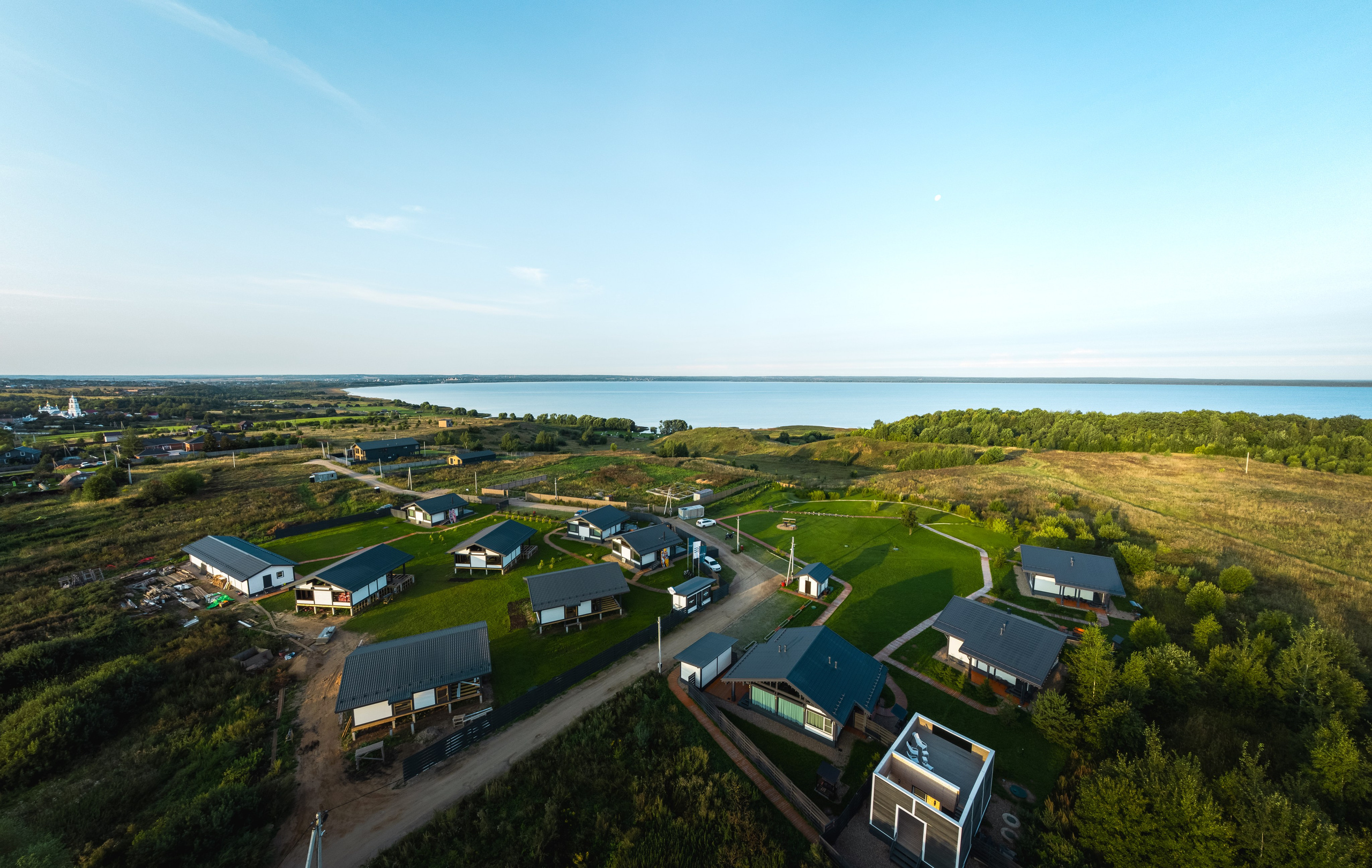 Переславль - Залесский, Загородный клуб "ОЗЕРО", Плещеево озеро, дома, небо, трава, лето, утро