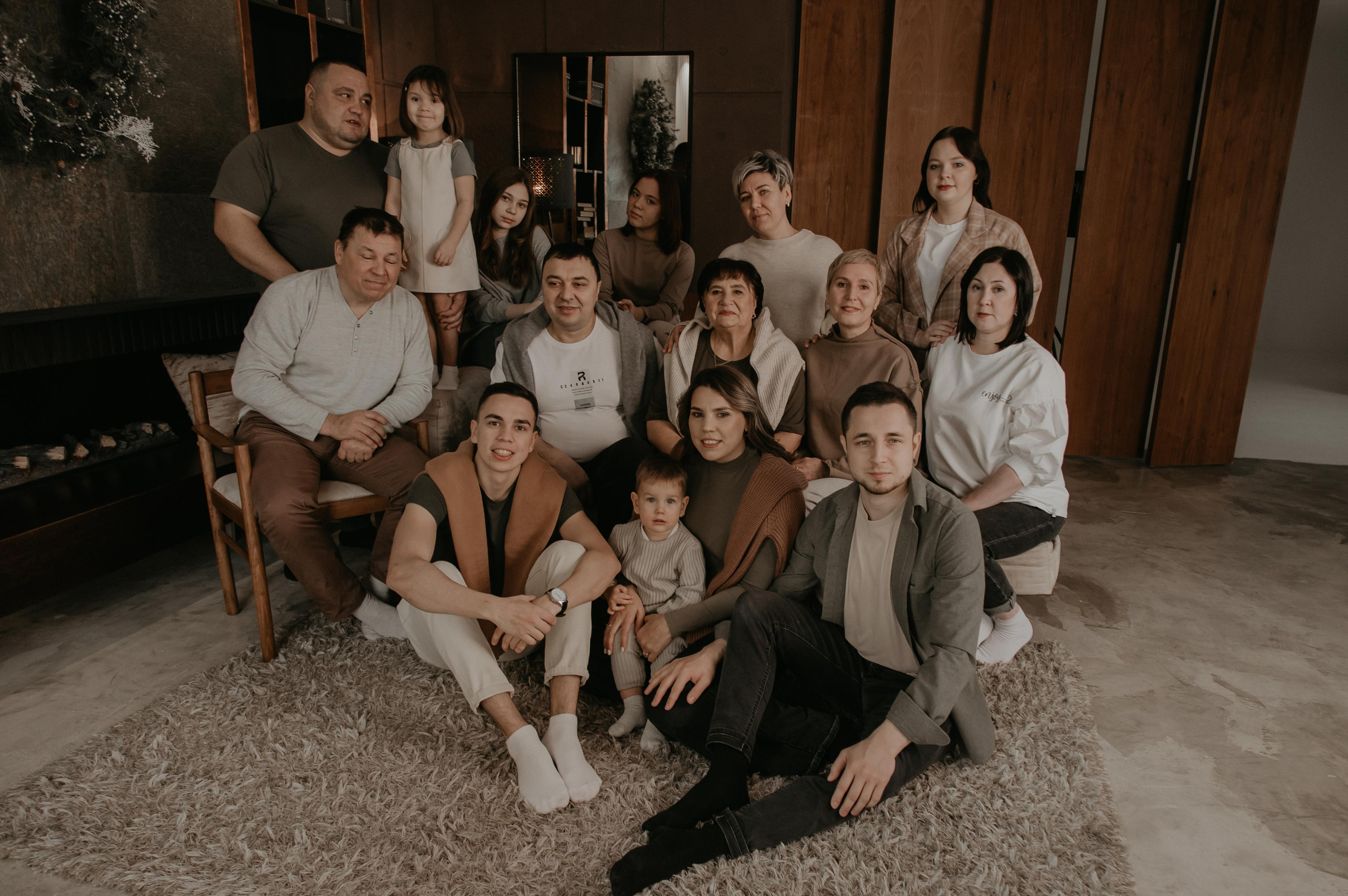 Большая семья. Фотограф Авилова Дарья ● Тюмень● Съемка больших семей ●Архив поколений