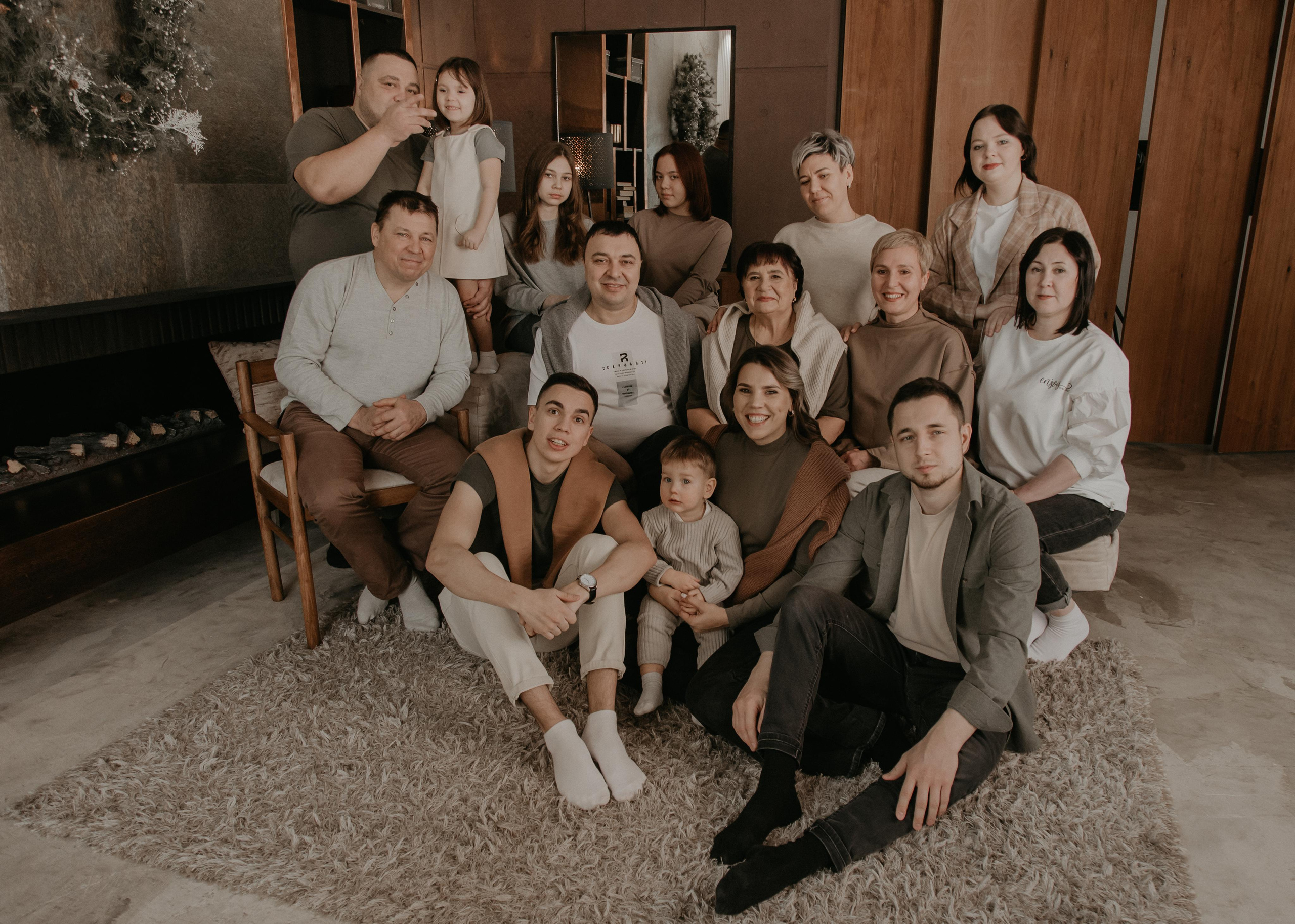 Большая семья. Фотограф Авилова Дарья ● Тюмень● Съемка больших семей ●Архив поколений