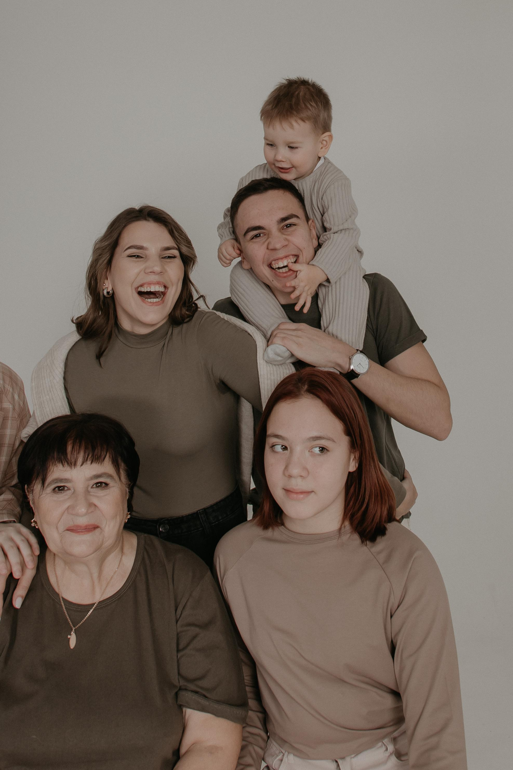 Большая семья. Фотограф Авилова Дарья ● Тюмень● Съемка больших семей ●Архив поколений