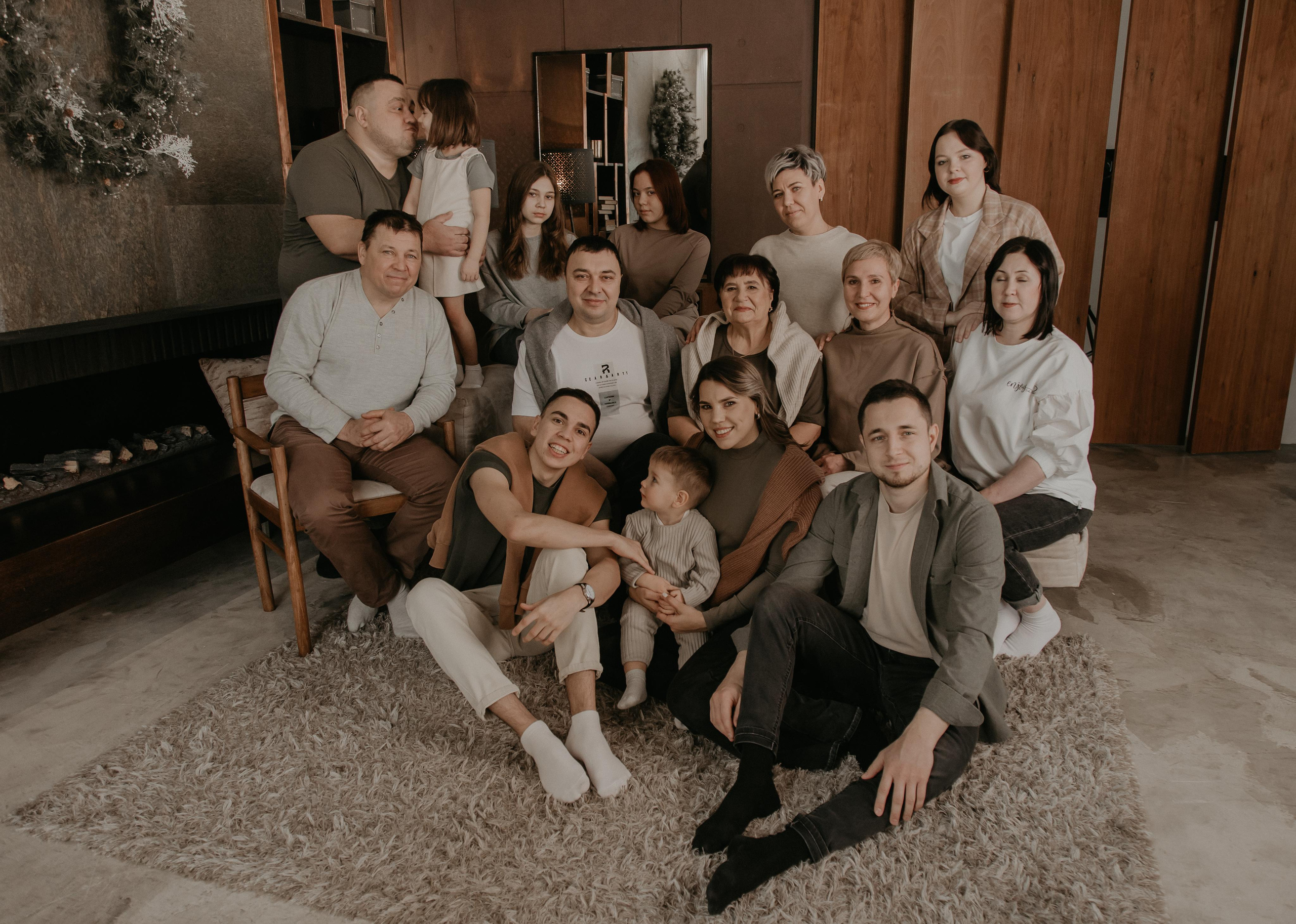 Большая семья. Фотограф Авилова Дарья ● Тюмень● Съемка больших семей ●Архив поколений