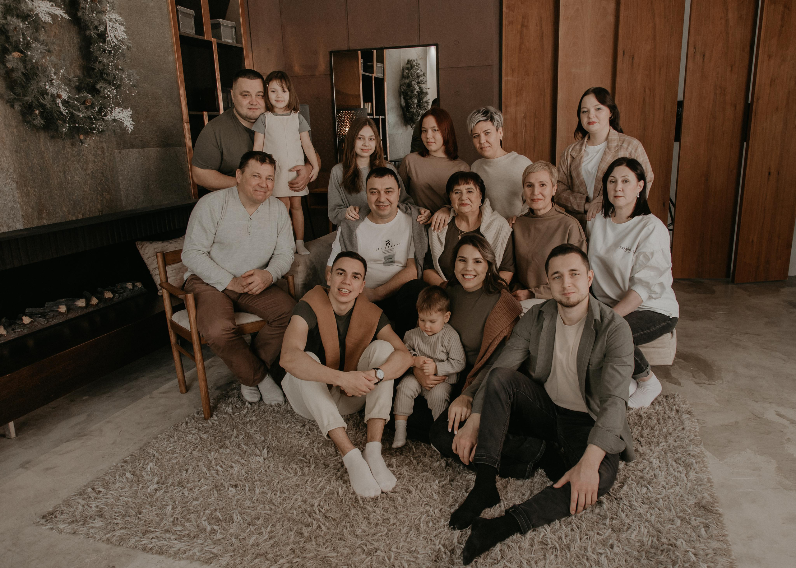 Большая семья. Фотограф Авилова Дарья ● Тюмень● Съемка больших семей ●Архив поколений