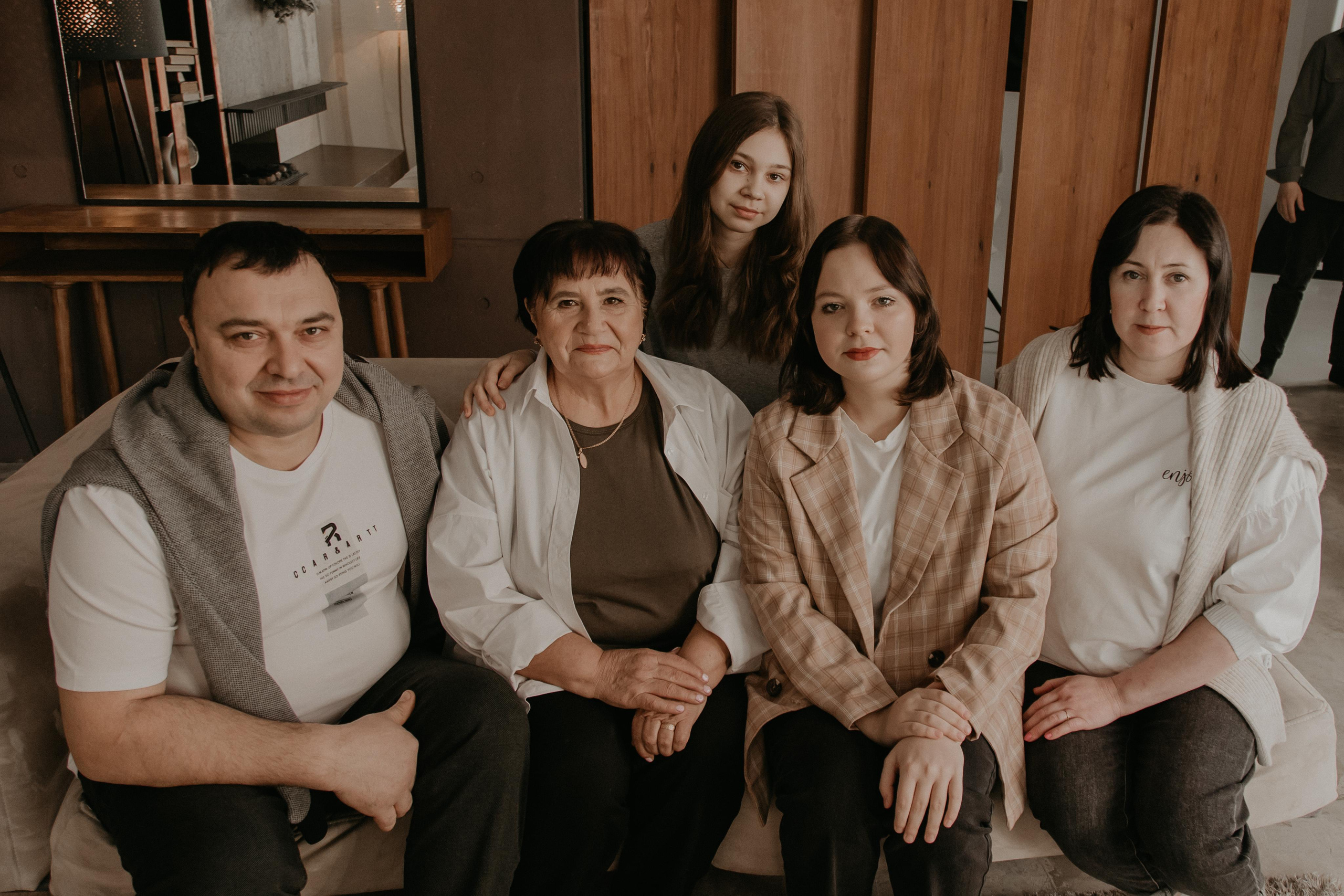 Большая семья. Фотограф Авилова Дарья ● Тюмень● Съемка больших семей ●Архив поколений