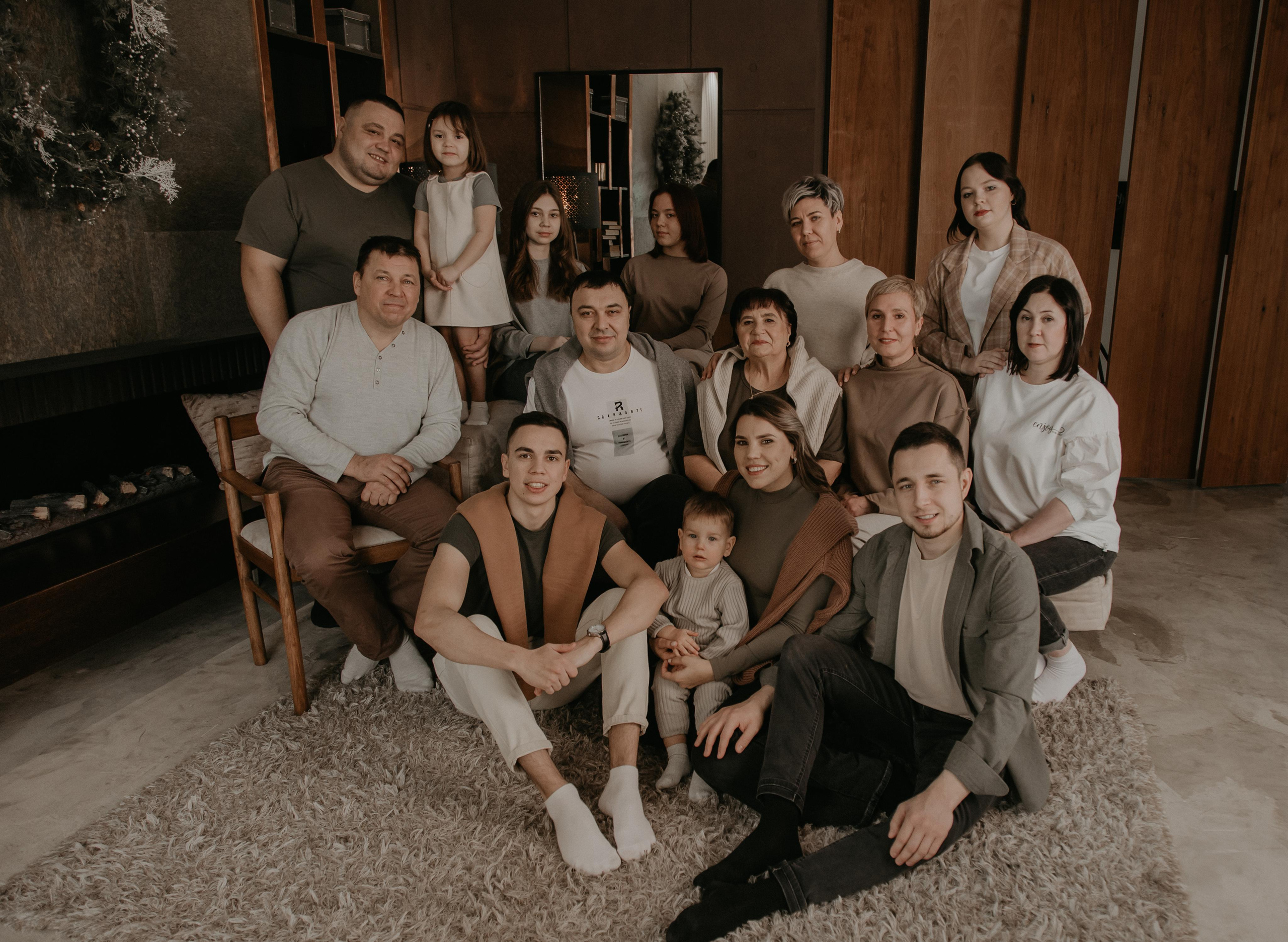 Большая семья. Фотограф Авилова Дарья ● Тюмень● Съемка больших семей ●Архив поколений