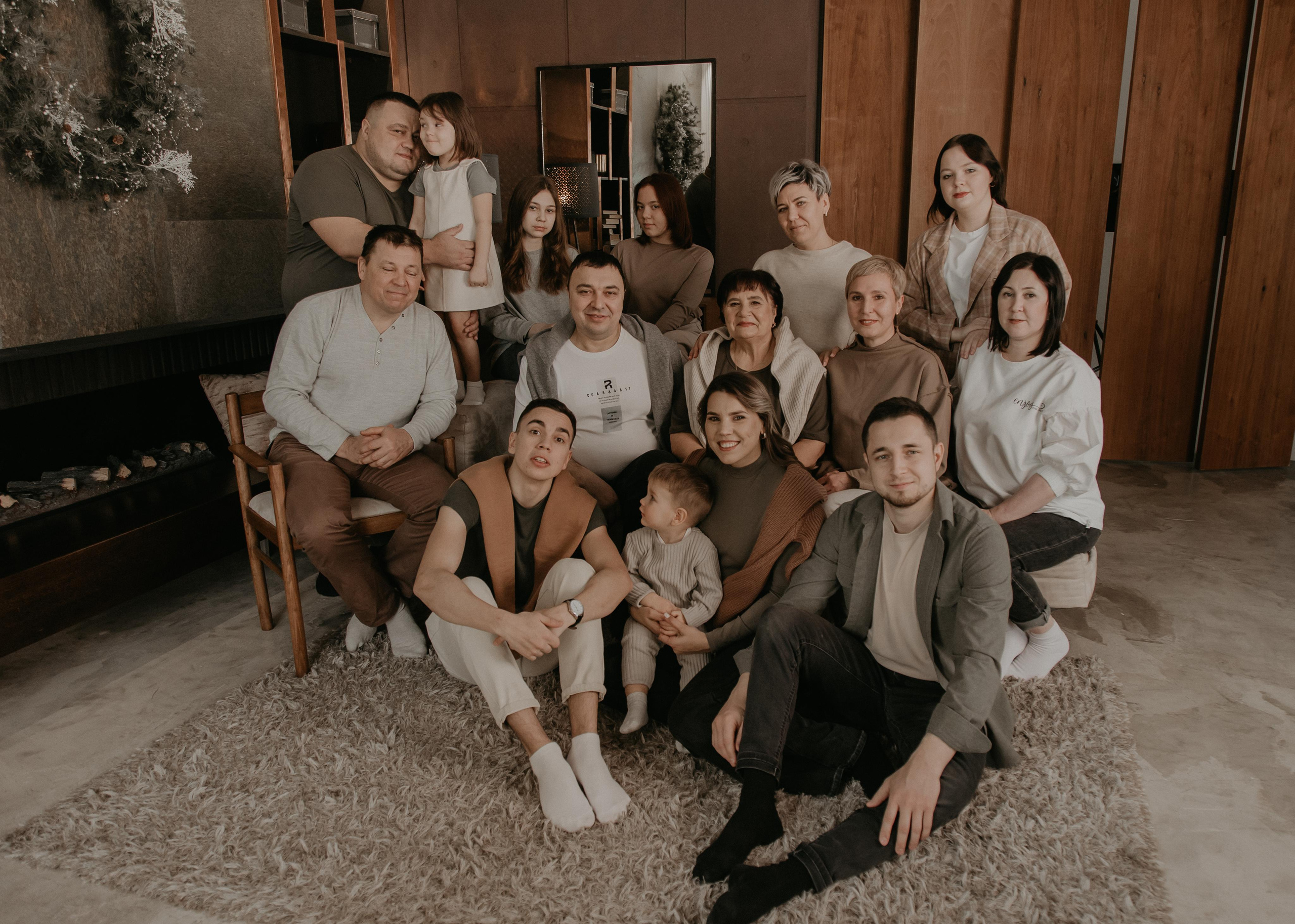 Большая семья. Фотограф Авилова Дарья ● Тюмень● Съемка больших семей ●Архив поколений