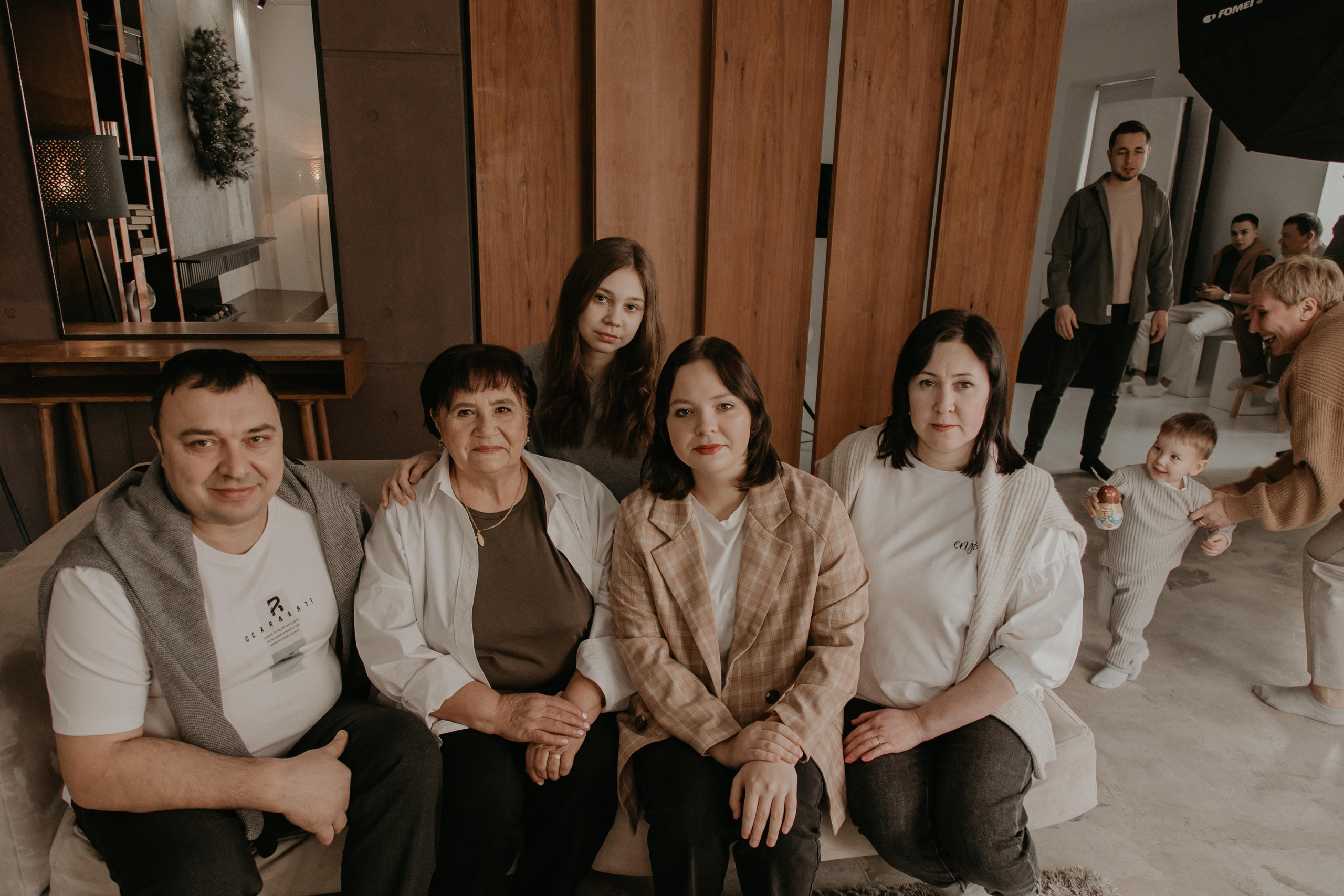 Большая семья. Фотограф Авилова Дарья ● Тюмень● Съемка больших семей ●Архив поколений