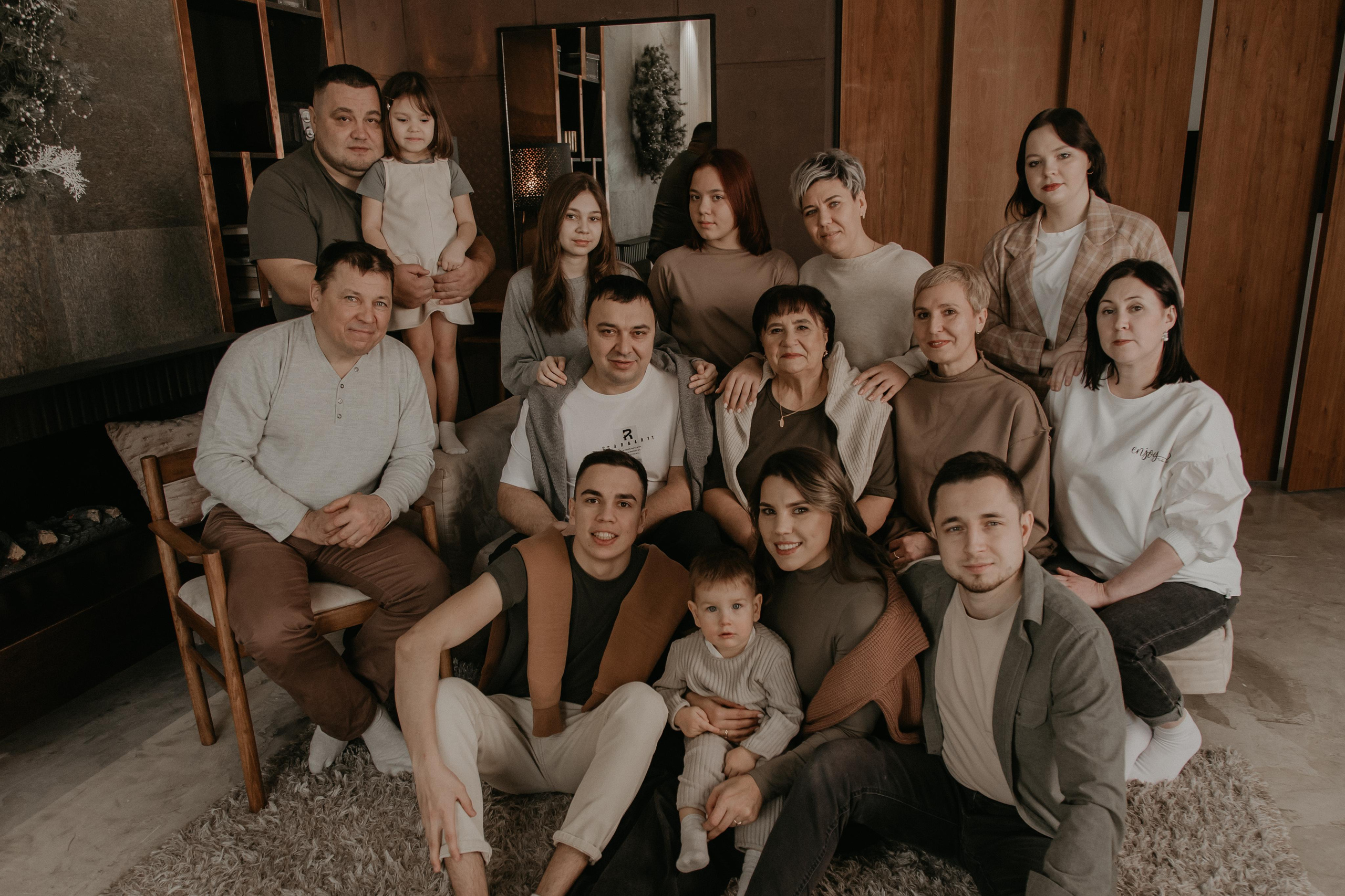 Большая семья. Фотограф Авилова Дарья ● Тюмень● Съемка больших семей ●Архив поколений