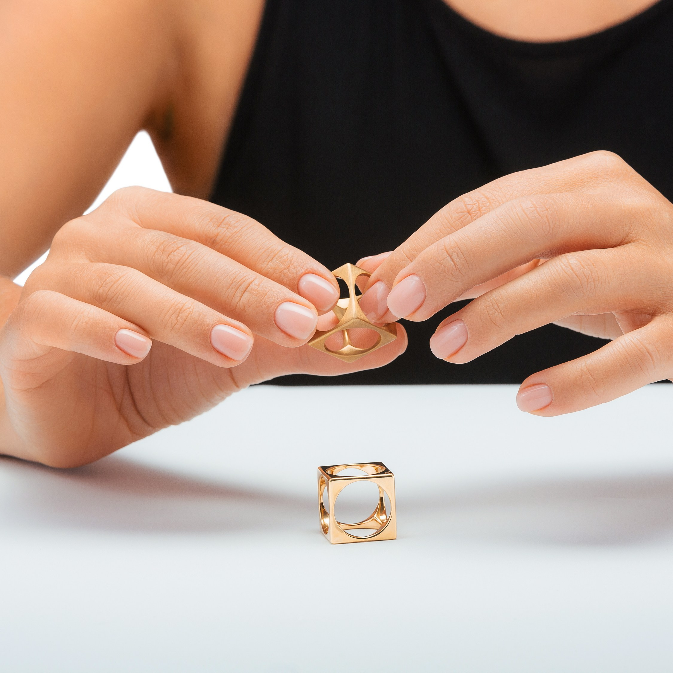 Портретная фотосъемка ювелирных украшений на моделях. Профессиональный фотограф в Санкт-Петербурге. Студийная рекламная фотография. Ювелирный фотограф Сергей Пушкин. Фото для каталога и маркетплейсов. Фотосъёмка на белом фоне. Product photographer in Saint-Petersburg, Russia. Gems photo. Фотосессия в студии в спб. Фотосессия юкрашений и бижутерии. Фотограф в студии в спб для украшений. 