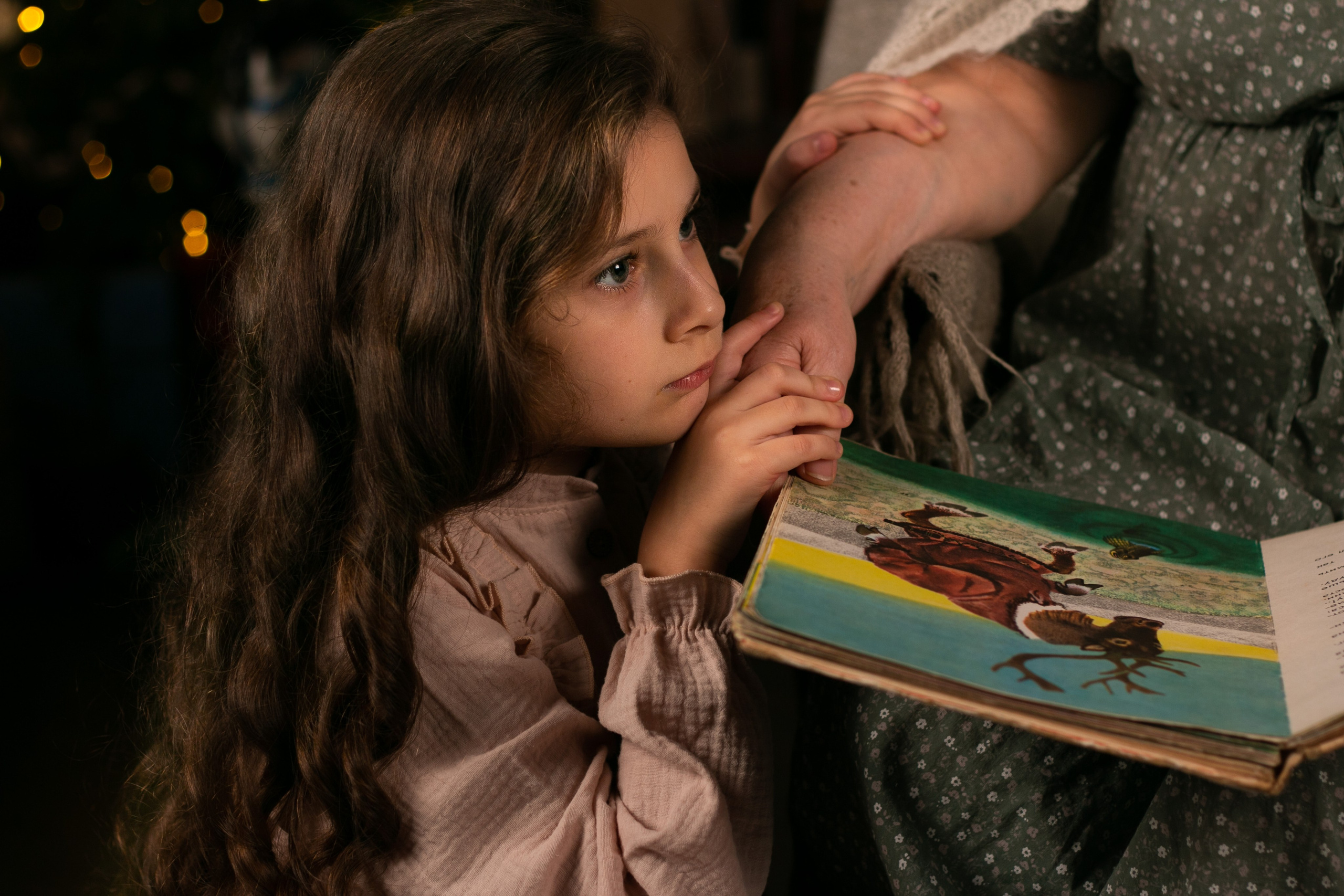 Наслаждение историей: внучка доверительно прижалась к бабушке, внимая каждому слову