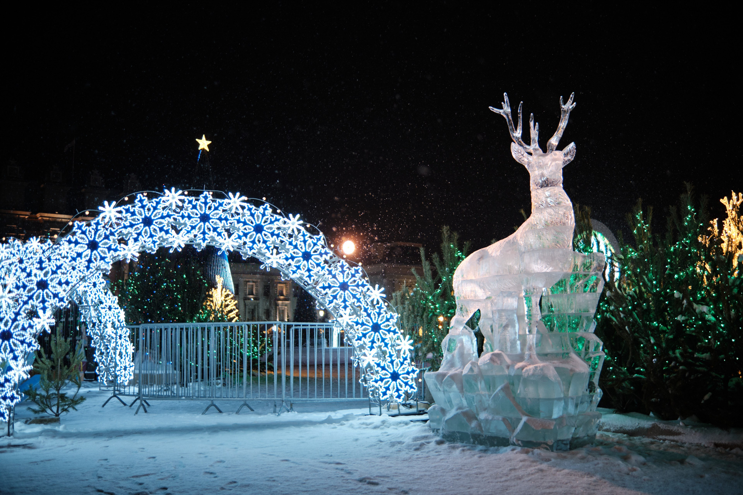 Вид на вечернюю Площадь Куйбышева с праздничным убранством и зимним снежным пейзажем.