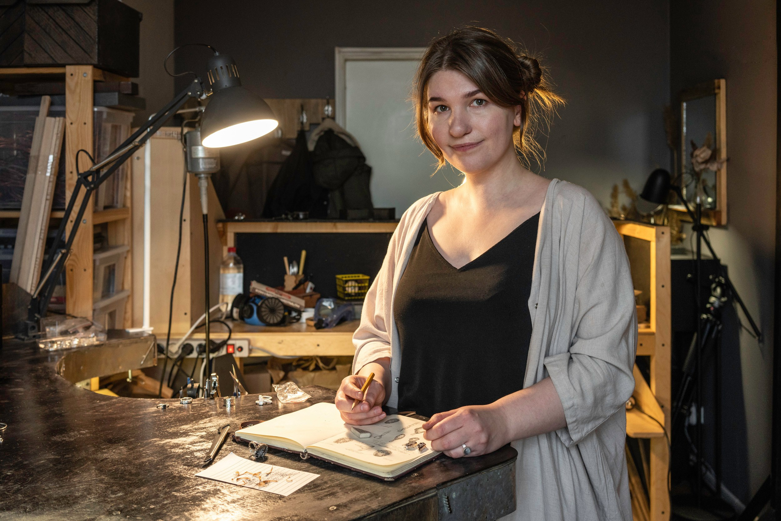 Фотосъёмка ремесленника в мастерской, производственный портрет в интерьере