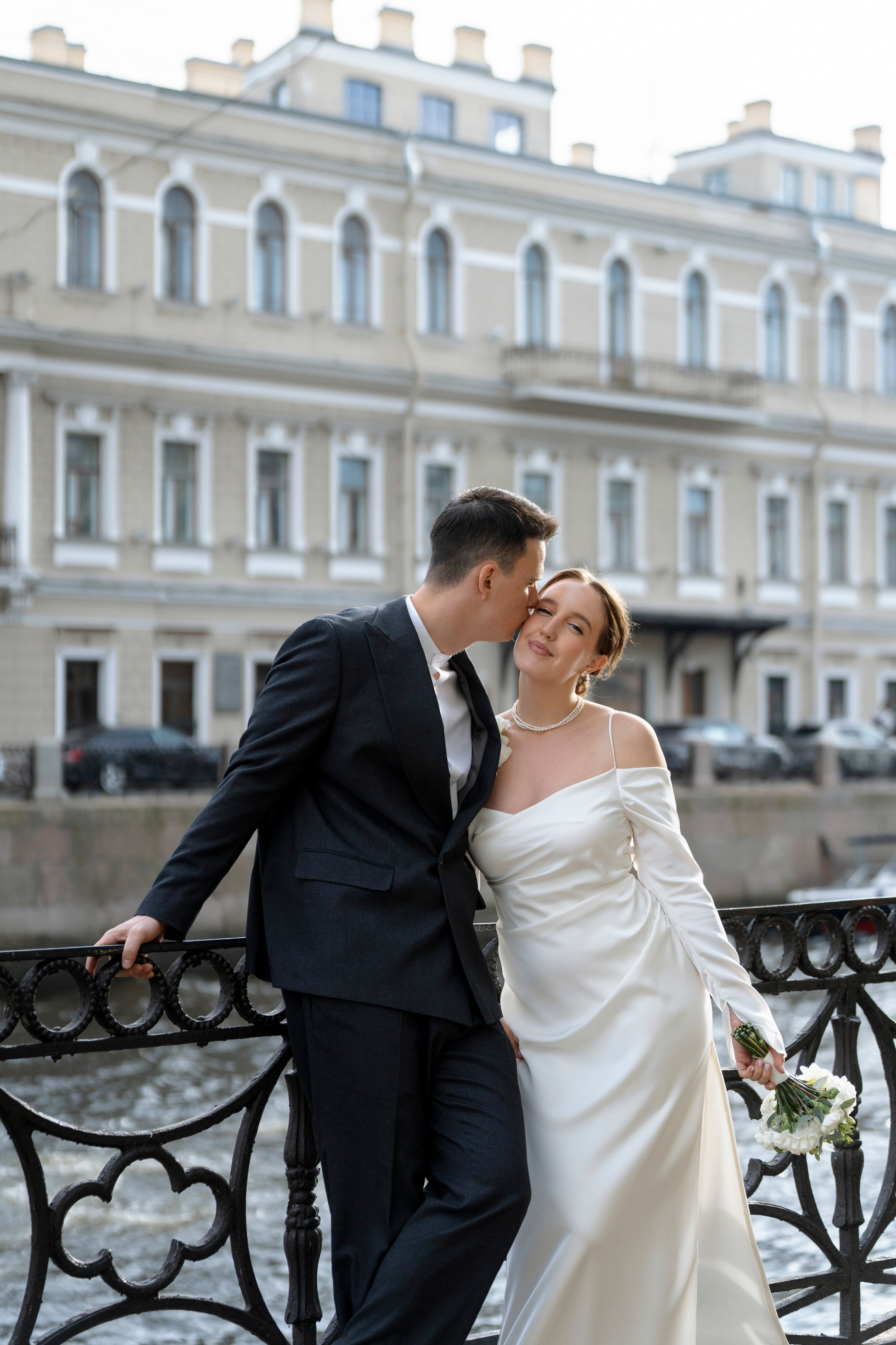 Лёня и Юля. Питер. От утра в отеле до вечеринки в ресторане на заливе. Цифра и плёнка. Свадебный фотограф Катерина Чулкова