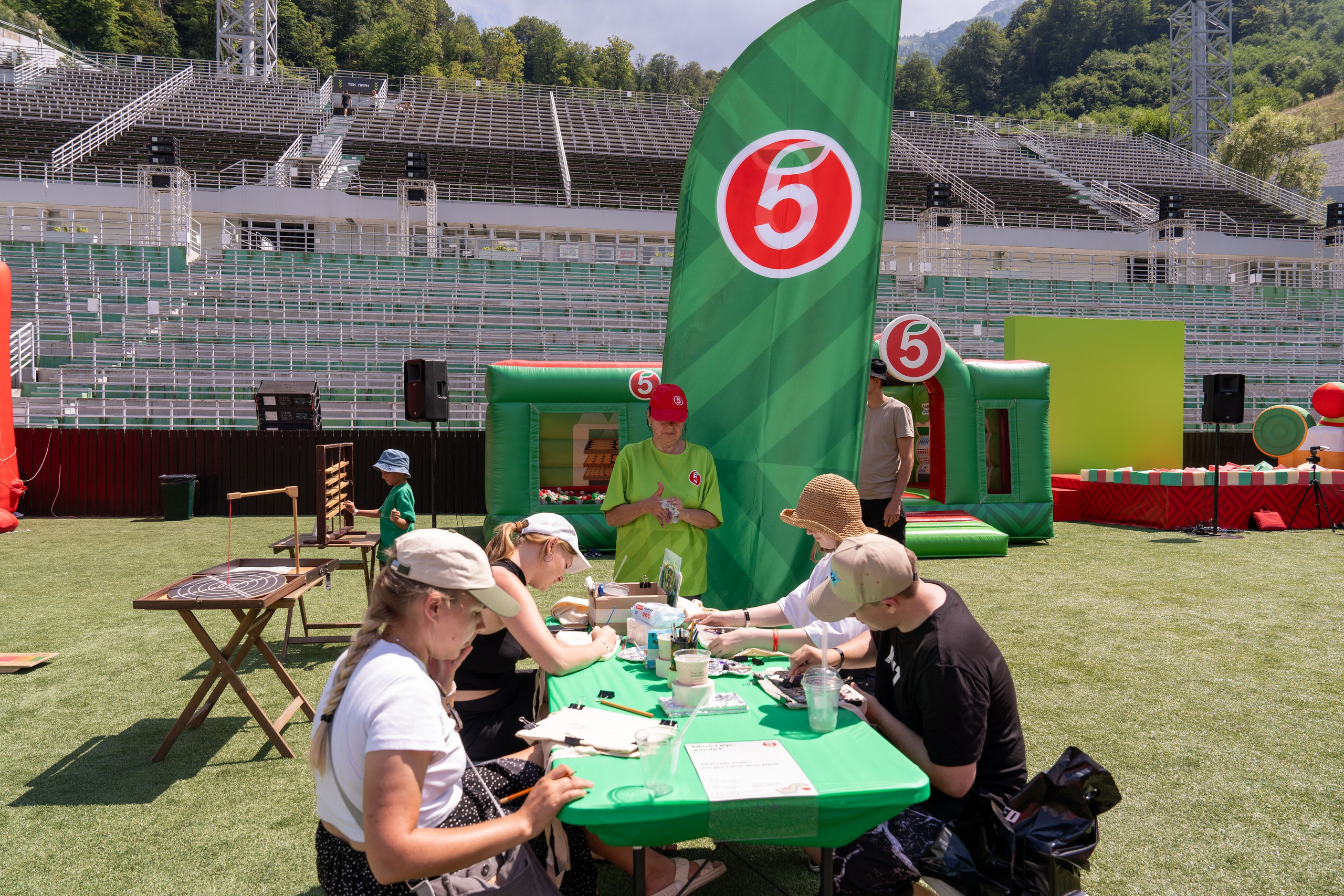 Фотоотчет партнеской интеграции для сети «Пятерочка» на фестивале «Grounded». Репортажный фотограф в Красной Поляне и Сочи Павлюченко Екатерина