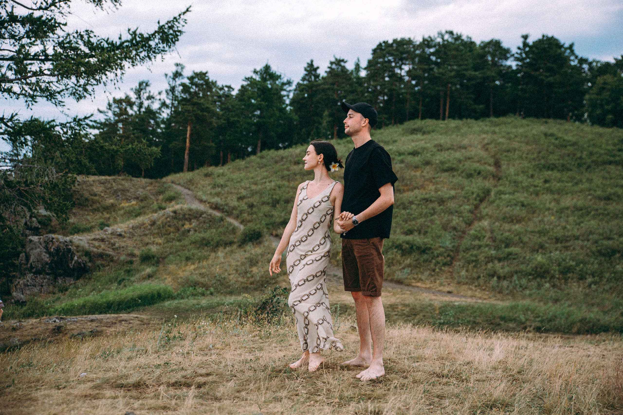 пара гуляет на фотокамеру