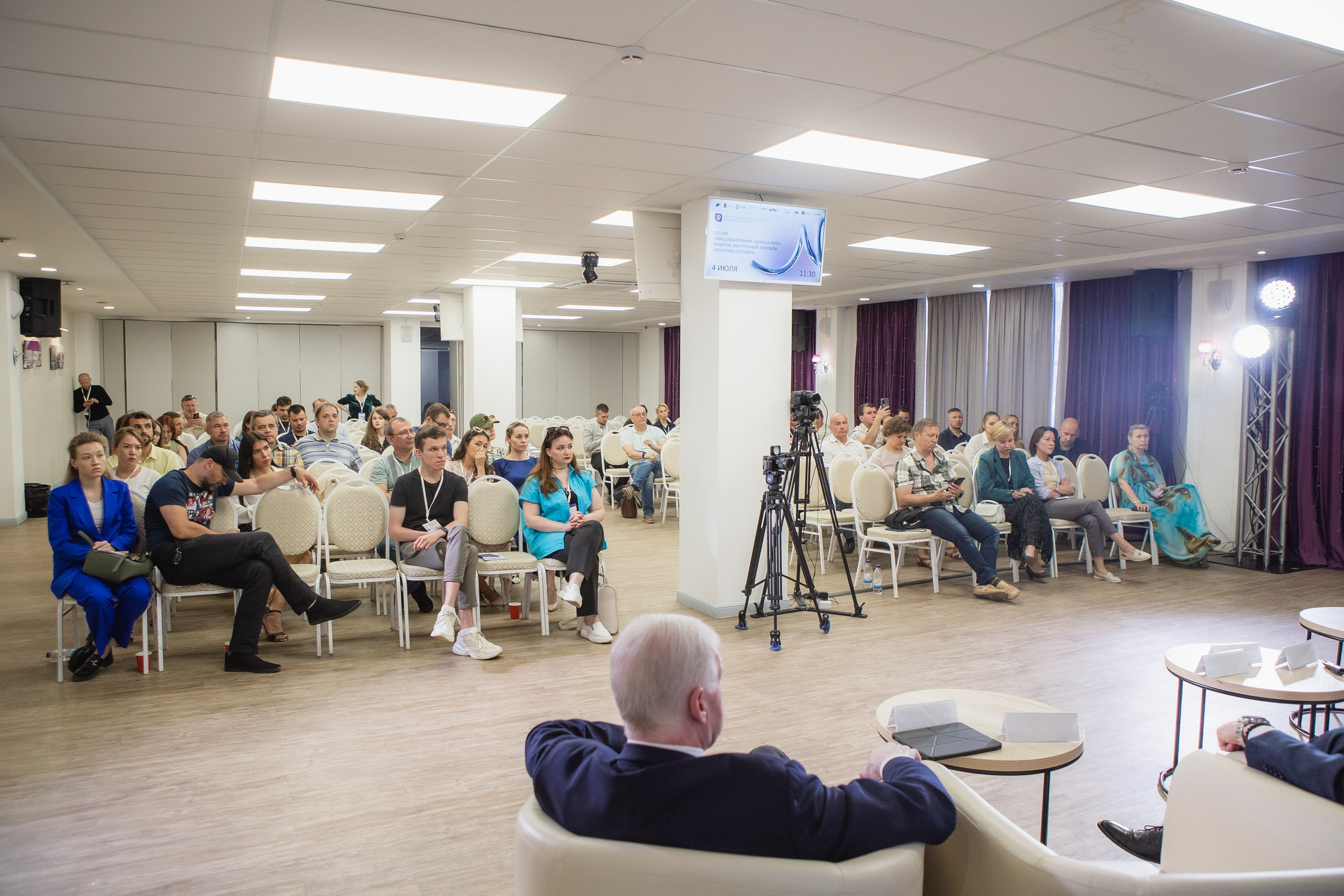 Репортаж с конференции GMC в Перми – фотографии. Репортажный фотограф в Перми Денис Голдобин