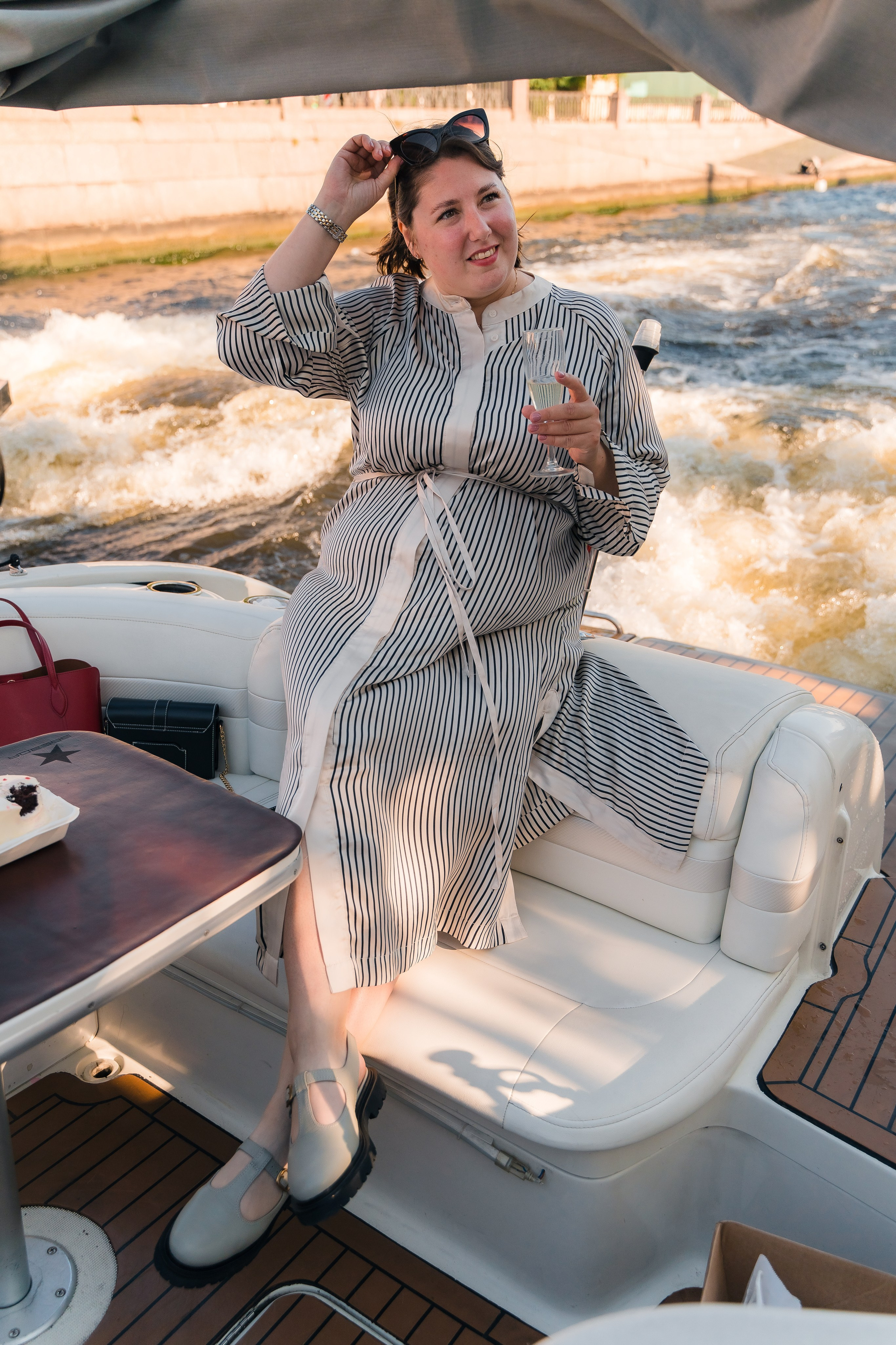 Фотосъемка девичника, встреча девушек, веселые женские портреты