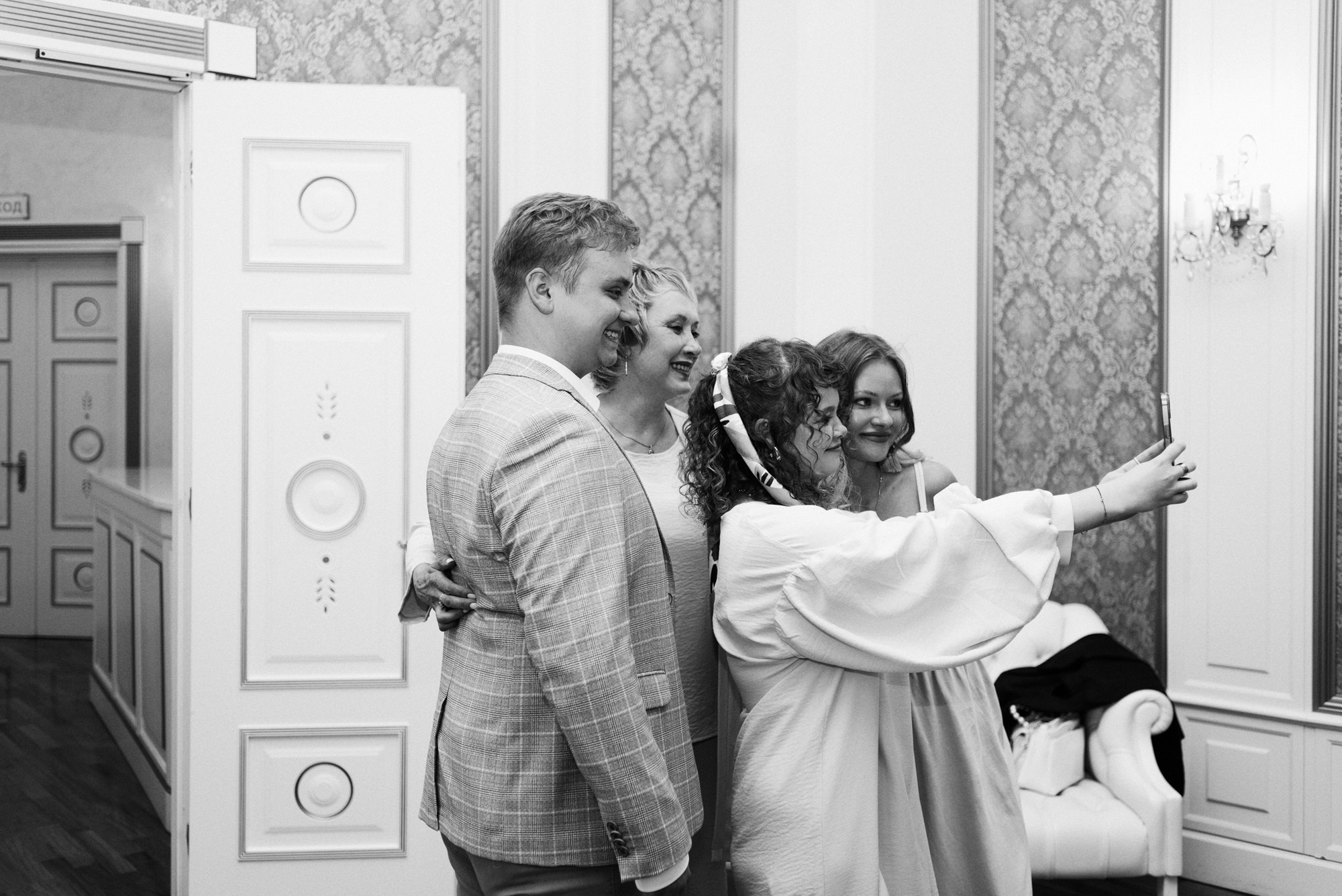 Свадебный фотограф Тюмень — Роман и Ксения: фотосессия с гостями и прогулка в парке. Портретный фотограф Тюмень Дарья Мустафина