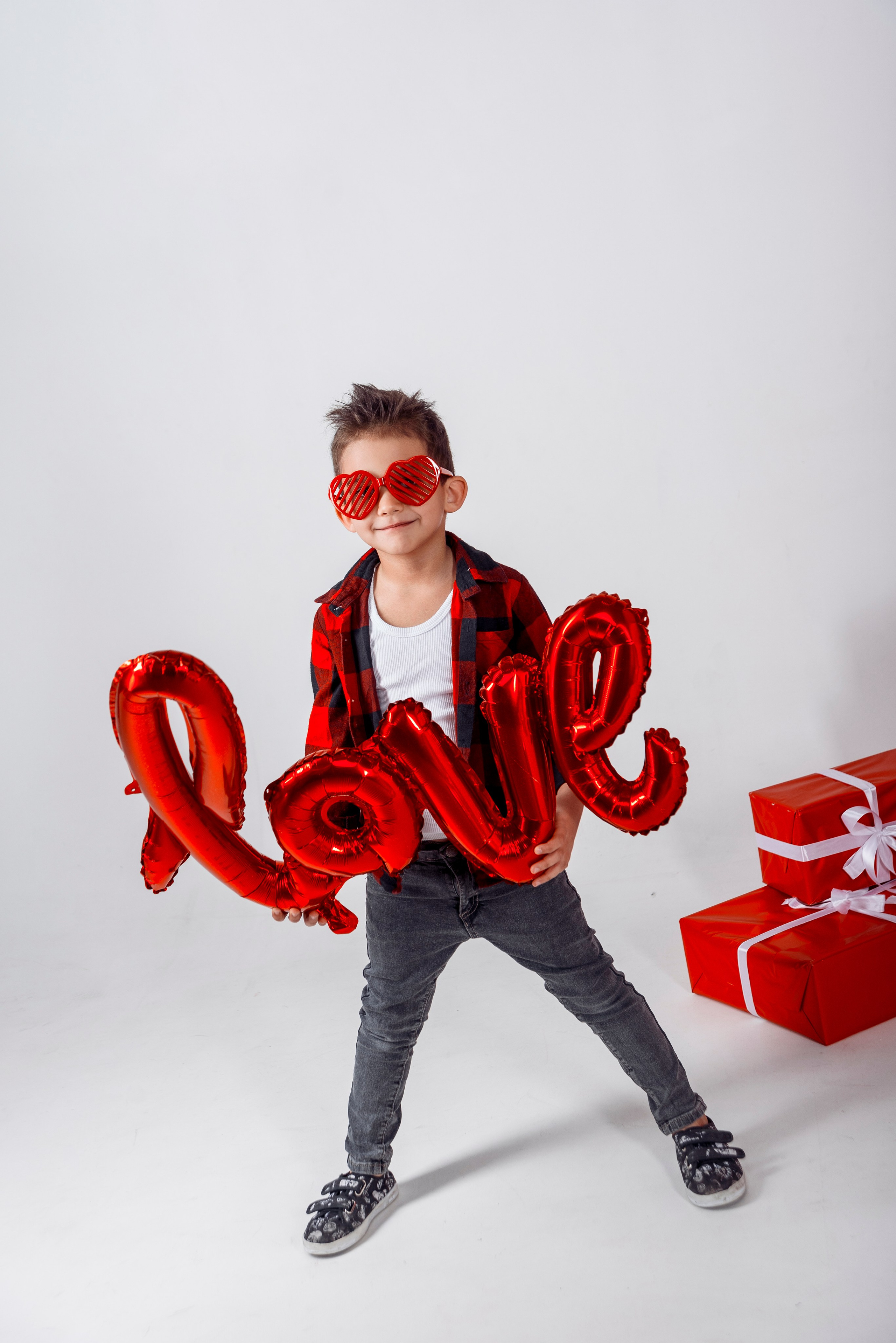 Детская фотосессия с красными сердцами в фотостудии Сочи. Детский студийный фотограф Сочи