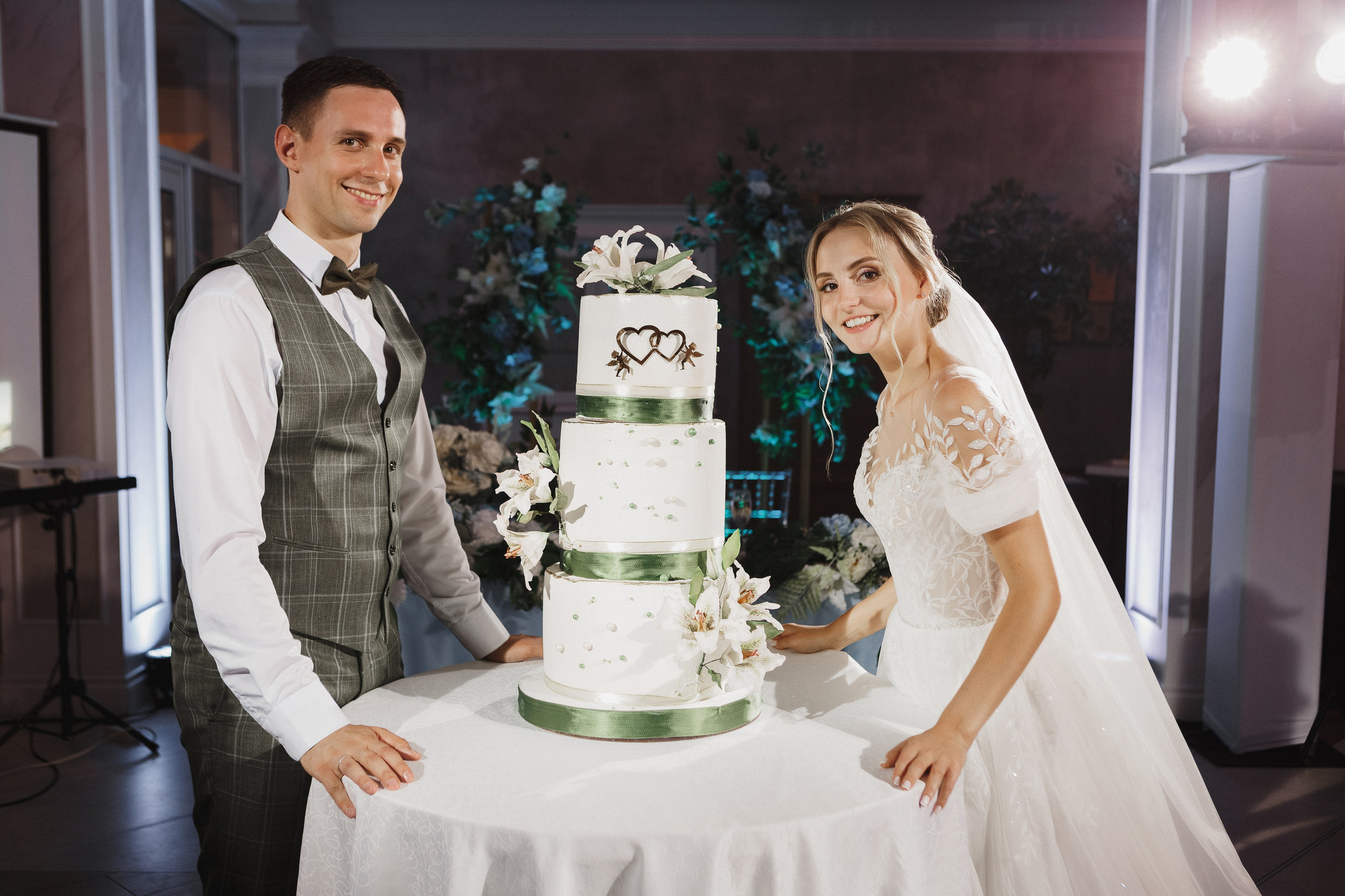 Свадебный торт Виктора и Анастасии, украшенный нежными цветами и деталями, на фоне роскошной атмосферы ресторана Golden Horse в Таганроге.