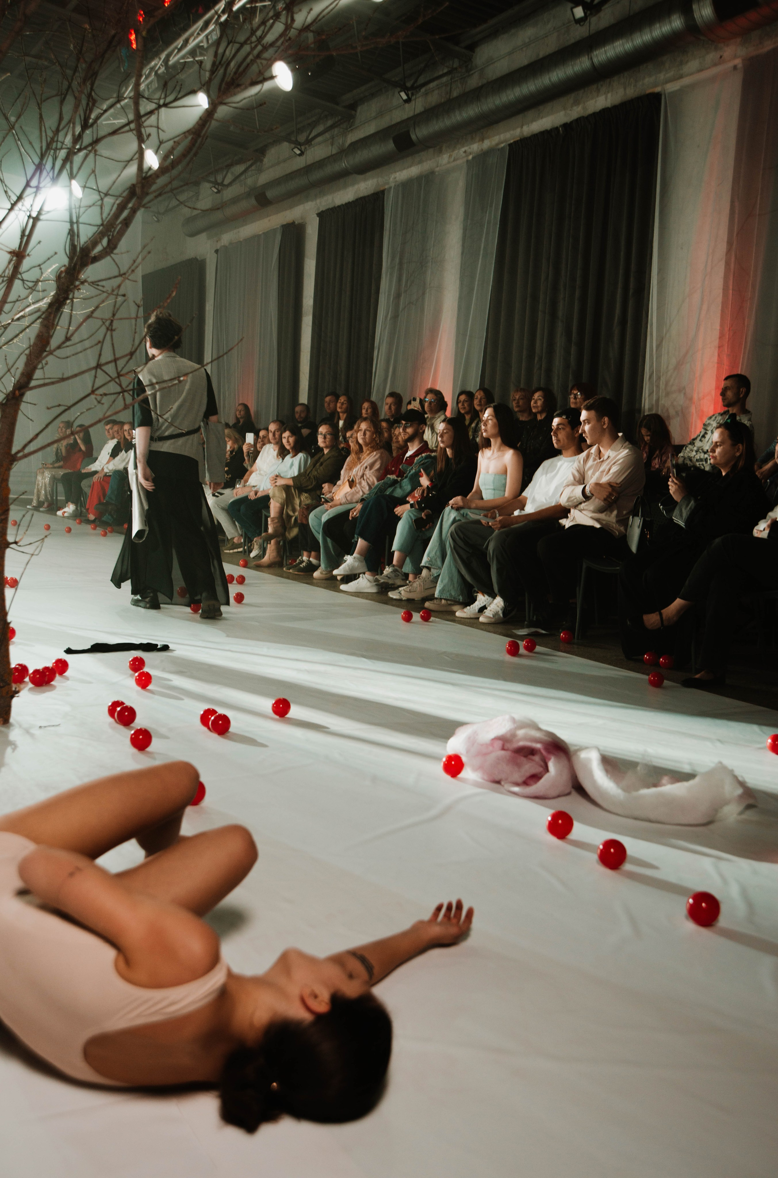 Показ «Красный Шум». Ксения Glossa. Портретный и репортажный фотограф в Самаре