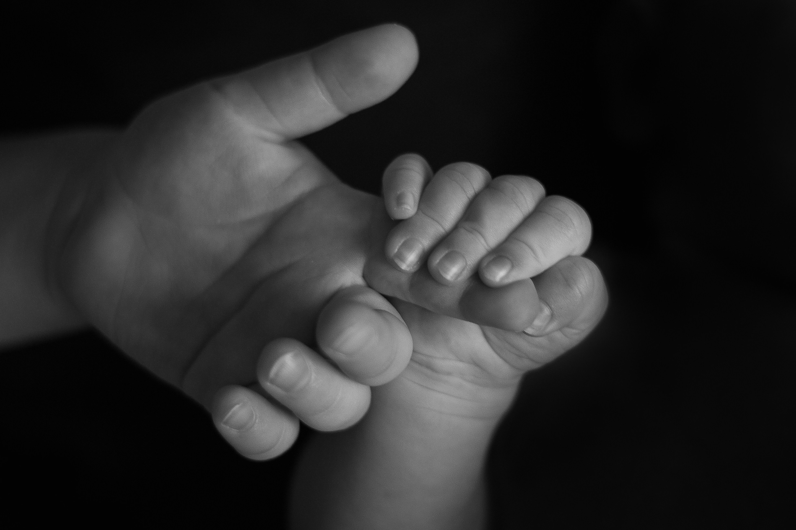 Таинственные чёрно-белые снимки новорождённых крох и кадры с руками родителей