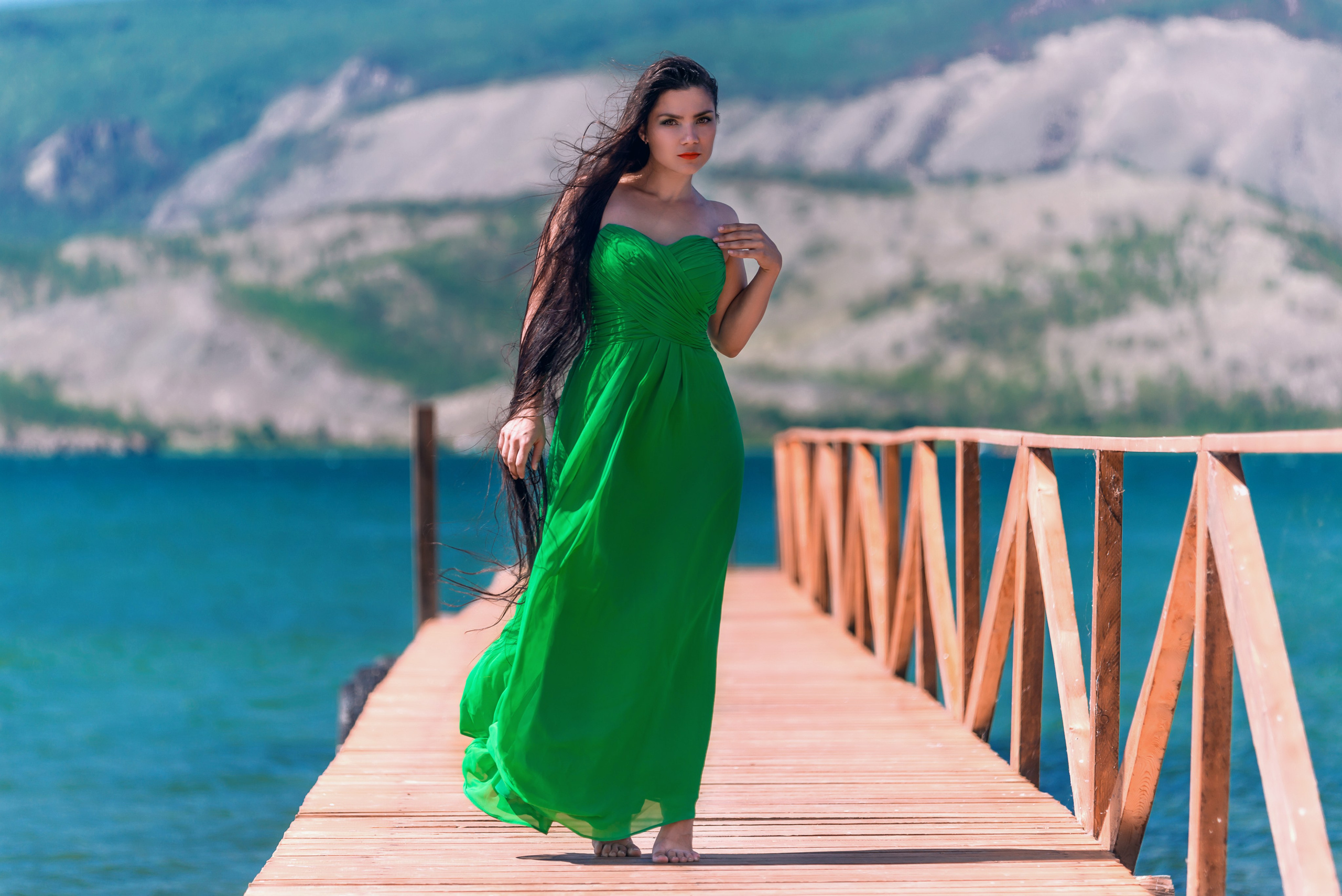 Девушка в зеленом шифоновом платье в лесу на фотопрогулке. Ольга Ли свадебный семейный фотограф Иркутск