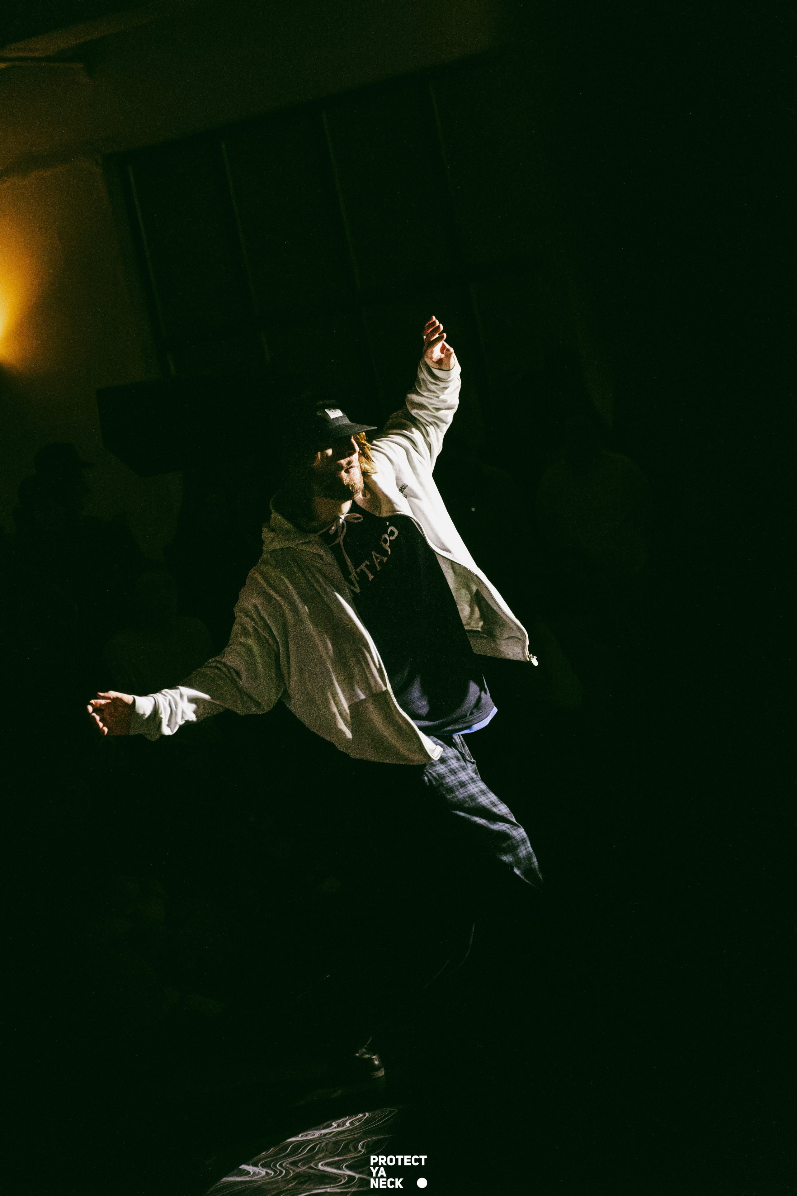 PROTECT YA NECK 22/03 (@youlovebu). Соня бу тебя сфоткала
