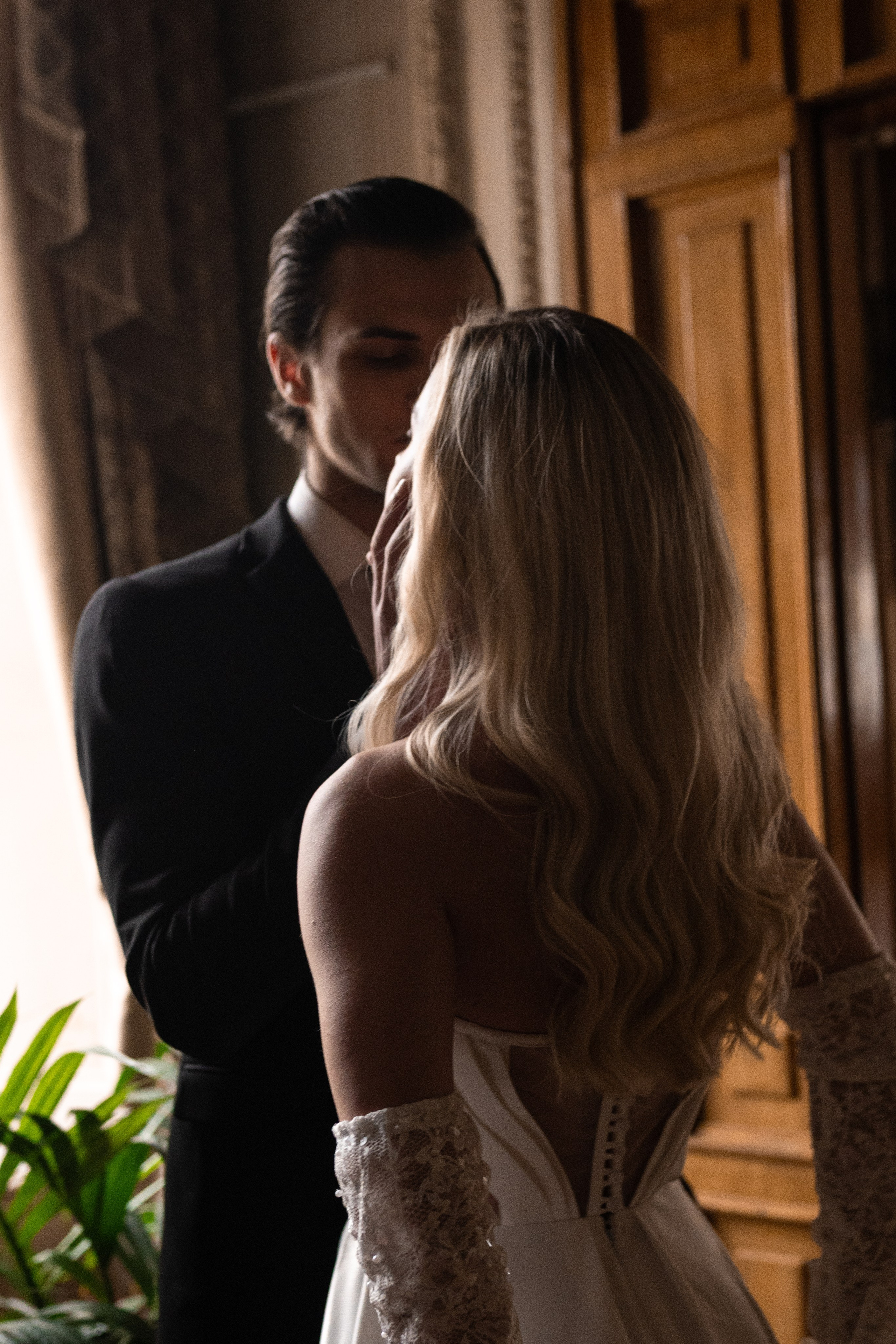 Свадебная фотосессия в Пушкинской библиотеке. Свадебный фотограф в Москве Анна Полушина