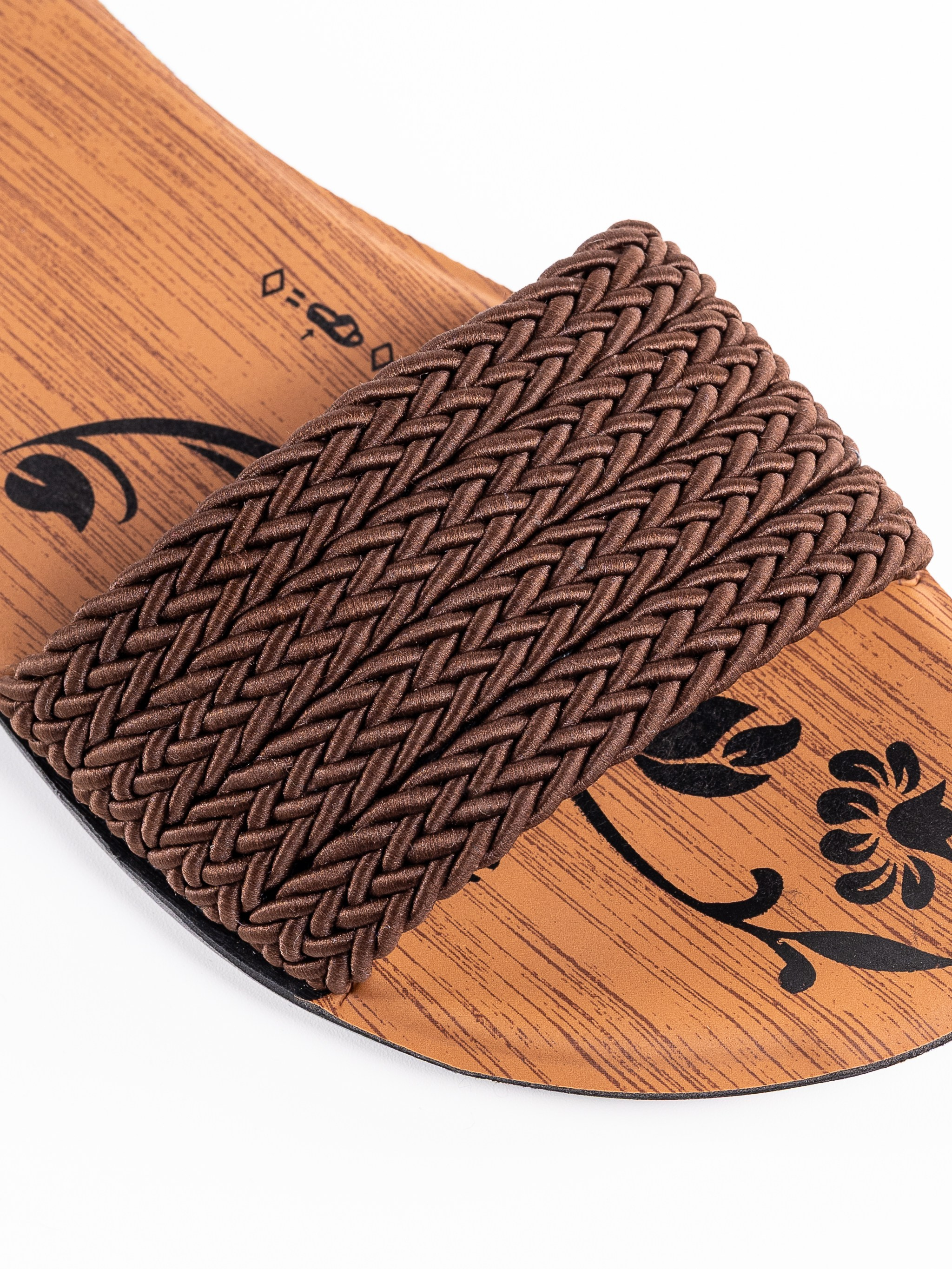 Тапочки дерево серия 2. Предметный фотограф, фото для маркетплейсов Пятигорск, КМВ