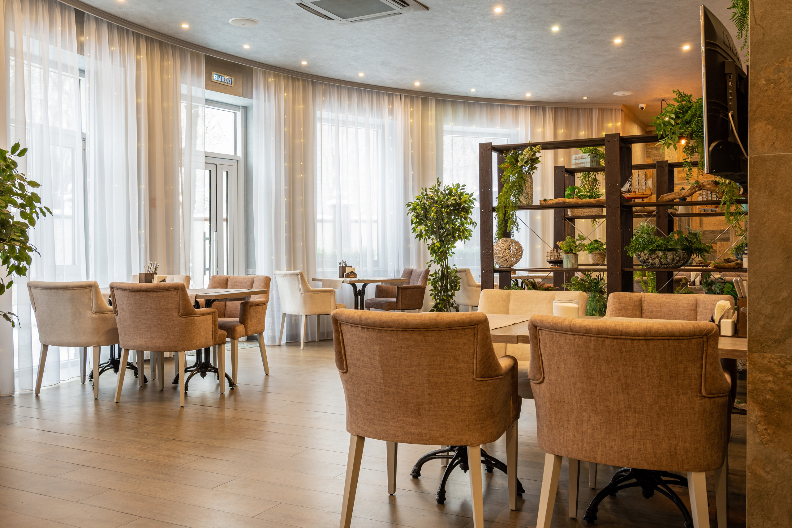 Интерьер. Отель бассейн и ресторан. Предметный фотограф, фото для маркетплейсов Пятигорск, КМВ