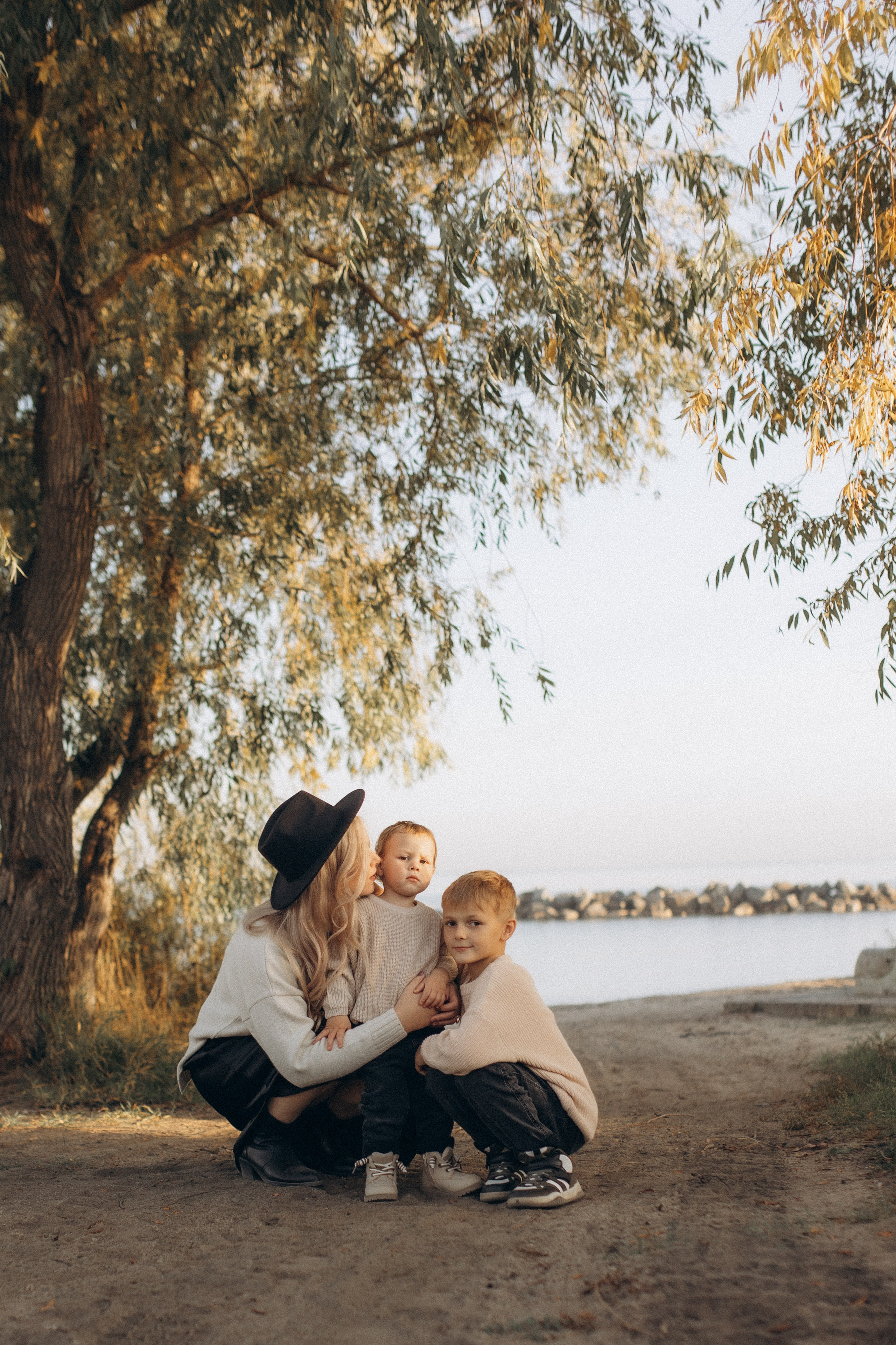 Альбина с сыновьями, сентябрь. Семейный фотограф lifestyle в Новосибирске Елена Шпилевая