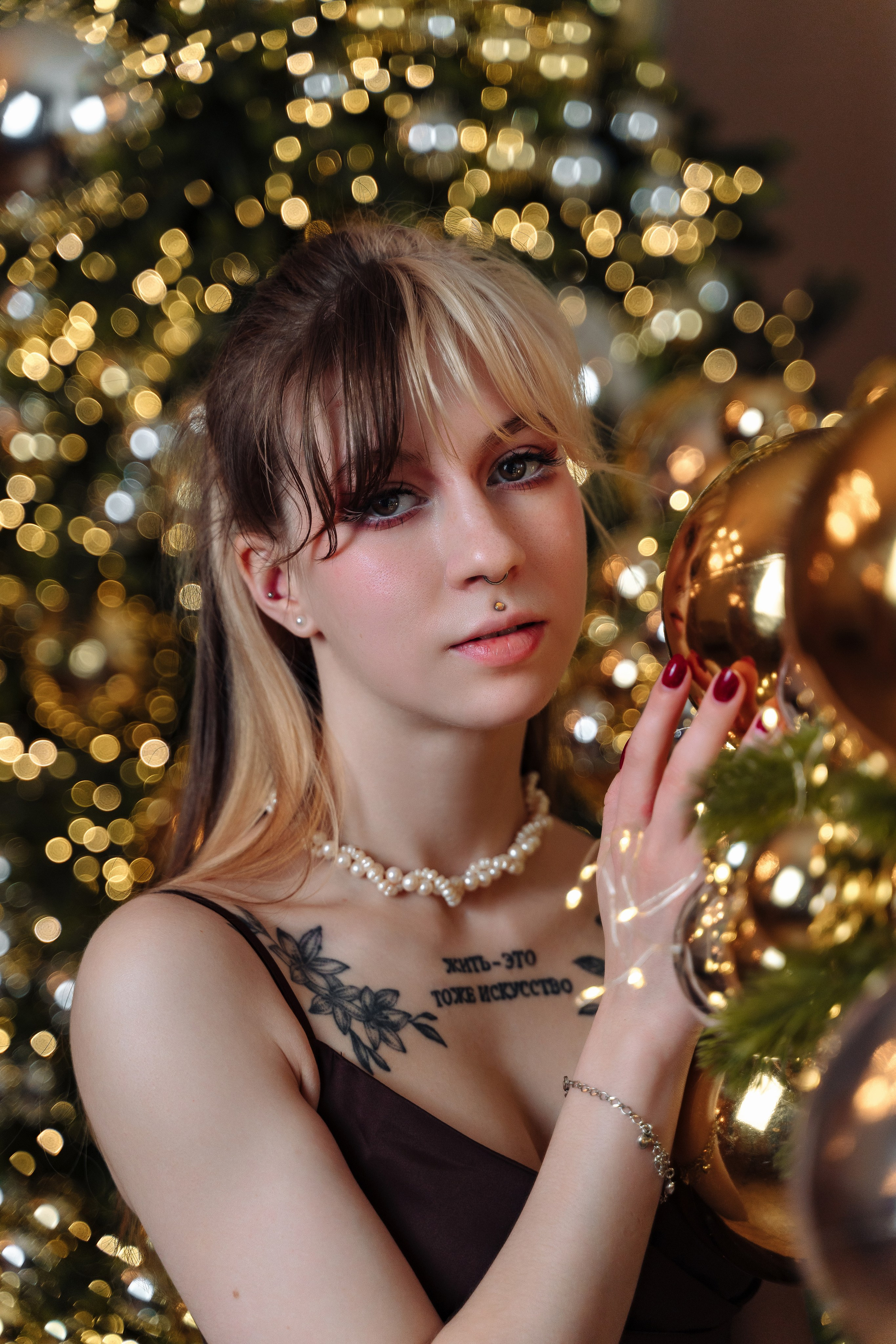 Зимняя фотосессия лавстори с предложением руки и сердца в фотостудии