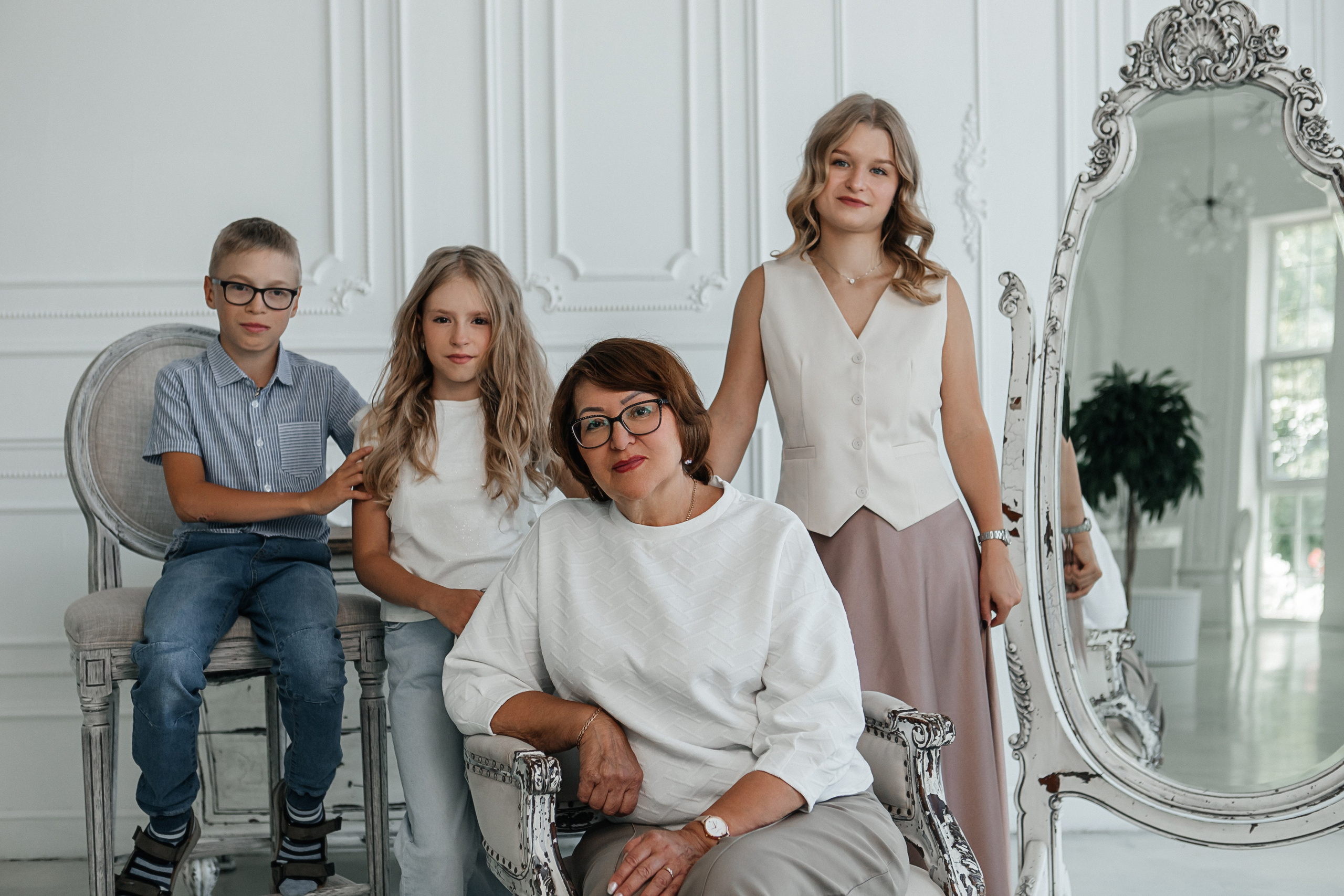 Большая семья. Фотограф в Иркутске Анастасия Кись. Студийная фотосессия беременности в тканях Иркутск. Семейная фотосессия, ПОРТРЕТ «ПОКОЛЕНИЕ»