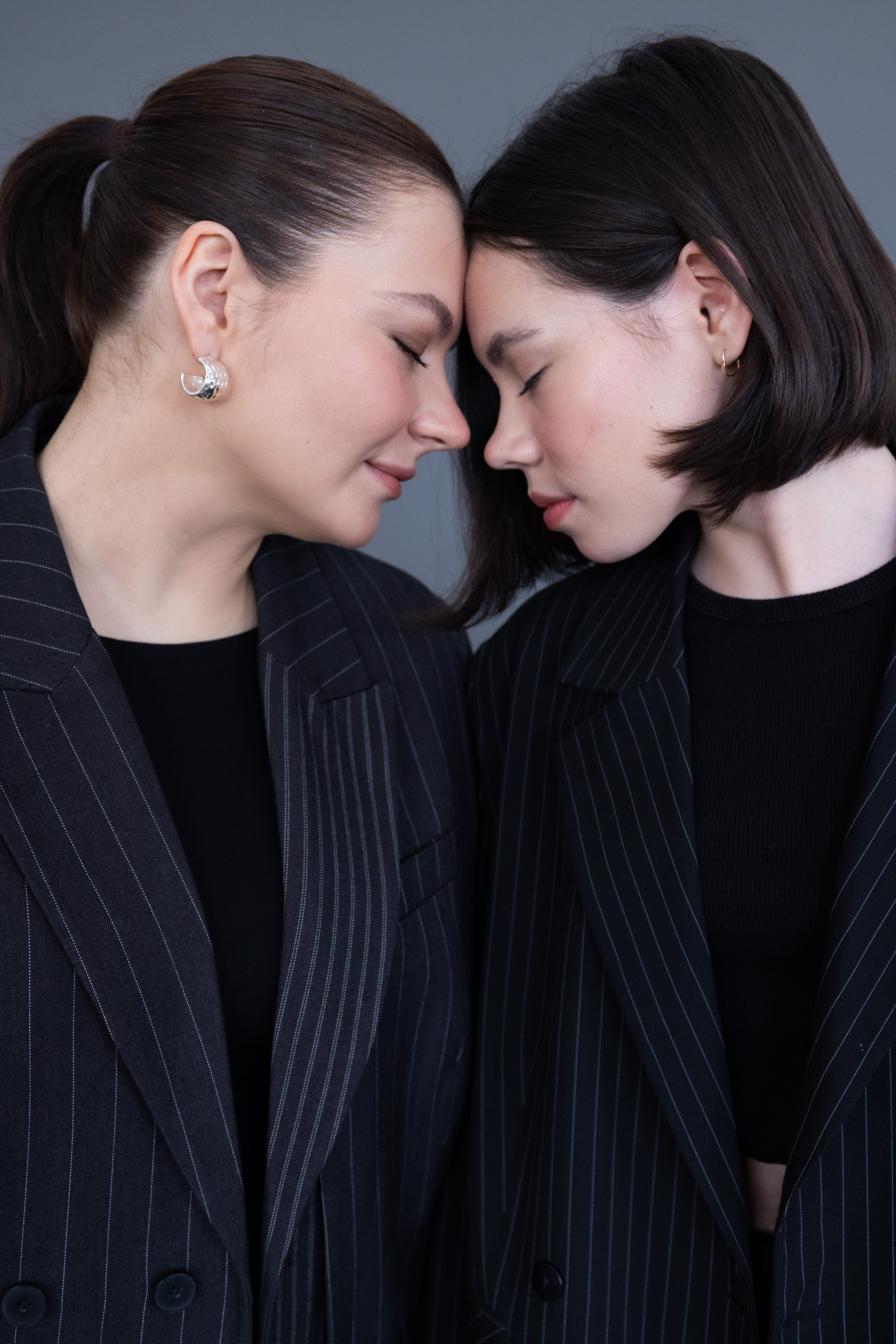 Две сестры в студии, две девушки