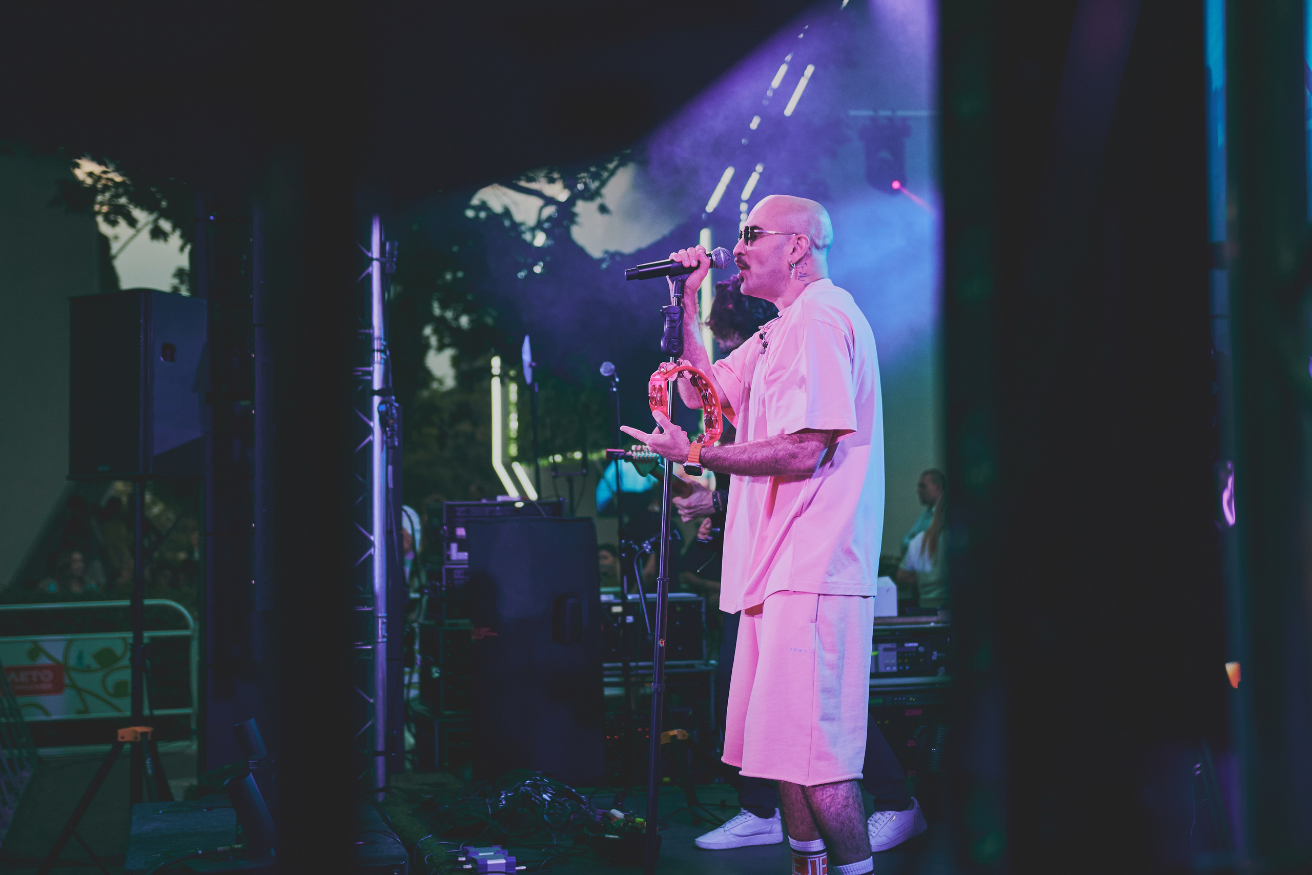 Съёмка с концерта МОТа: толпа фанатов и артист. Шилов Арсений — репортажный фотограф в Москве