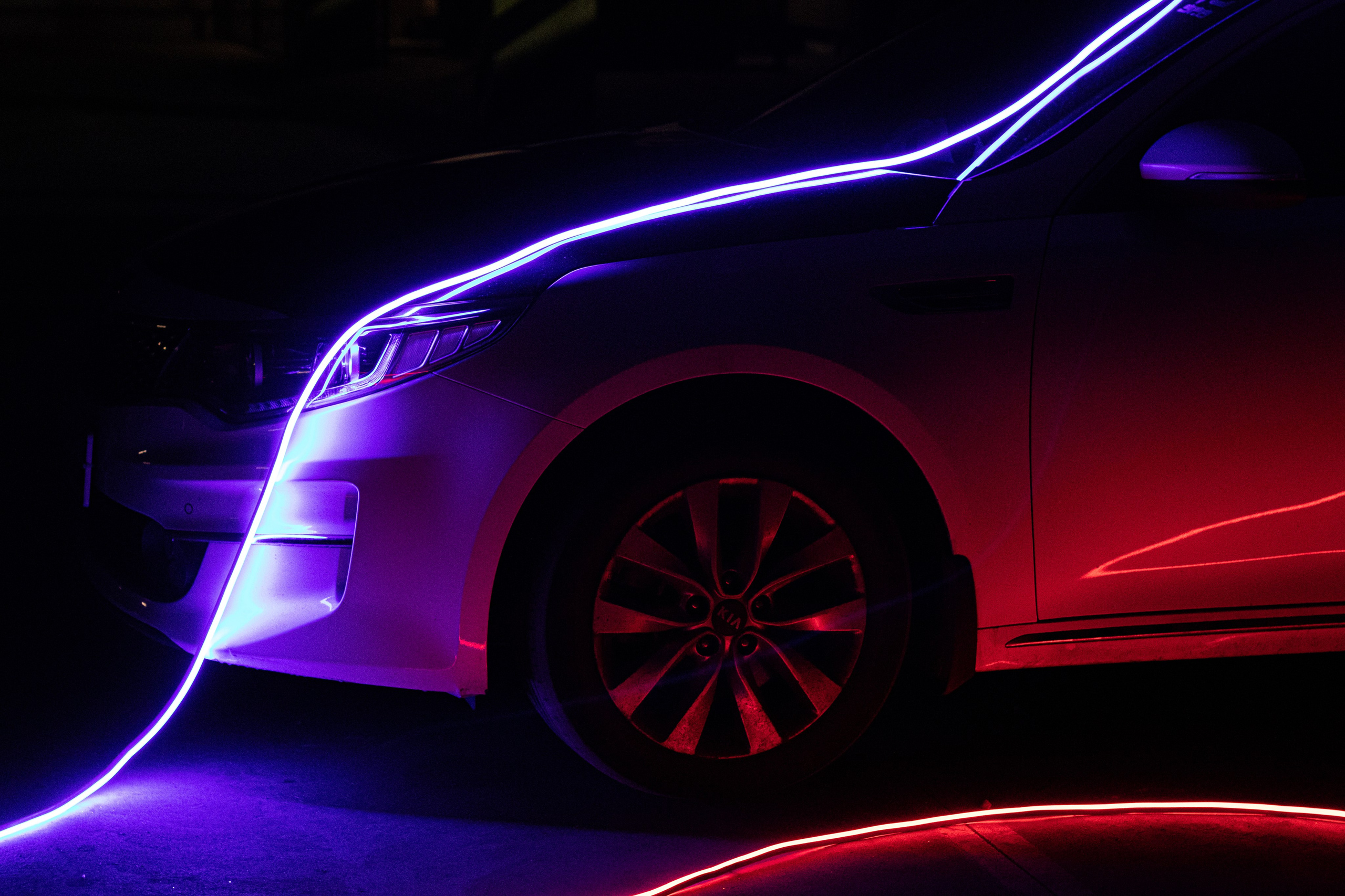 Белые авто в неоне. Ивентный фотограф в Санкт-Петербурге Олег Комков